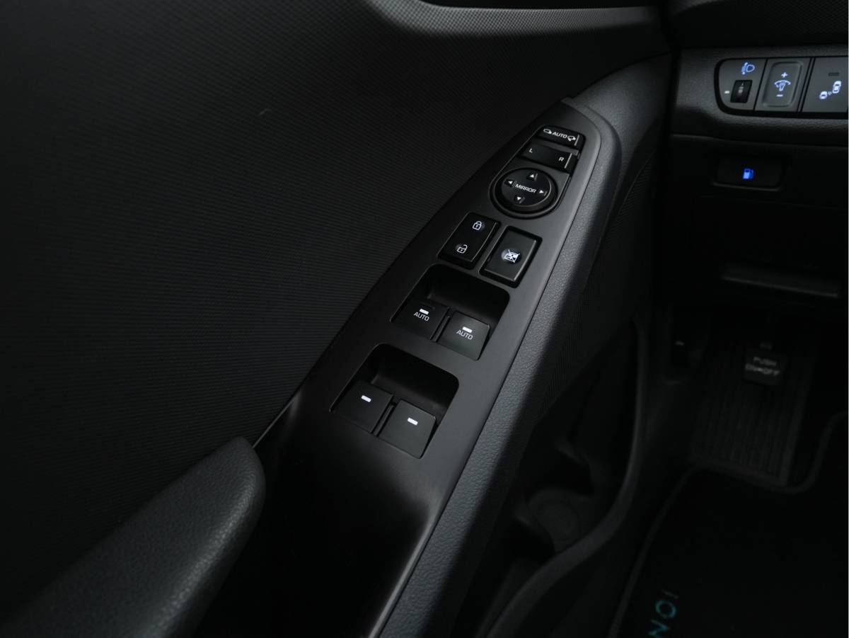 Hyundai IONIQ Hyundai IONIQ 1.6 GDi First Edition Aut. *PANO | LEATHER | XENON | ADAPTIVE-CRUISE | MEMORY-PACK | BLIND-SPOT | HEATED-COMFORTSEATS | NAVI-FULLMAP | CAMERA | KEYLESS | ECC | PDC | 15”ALU*