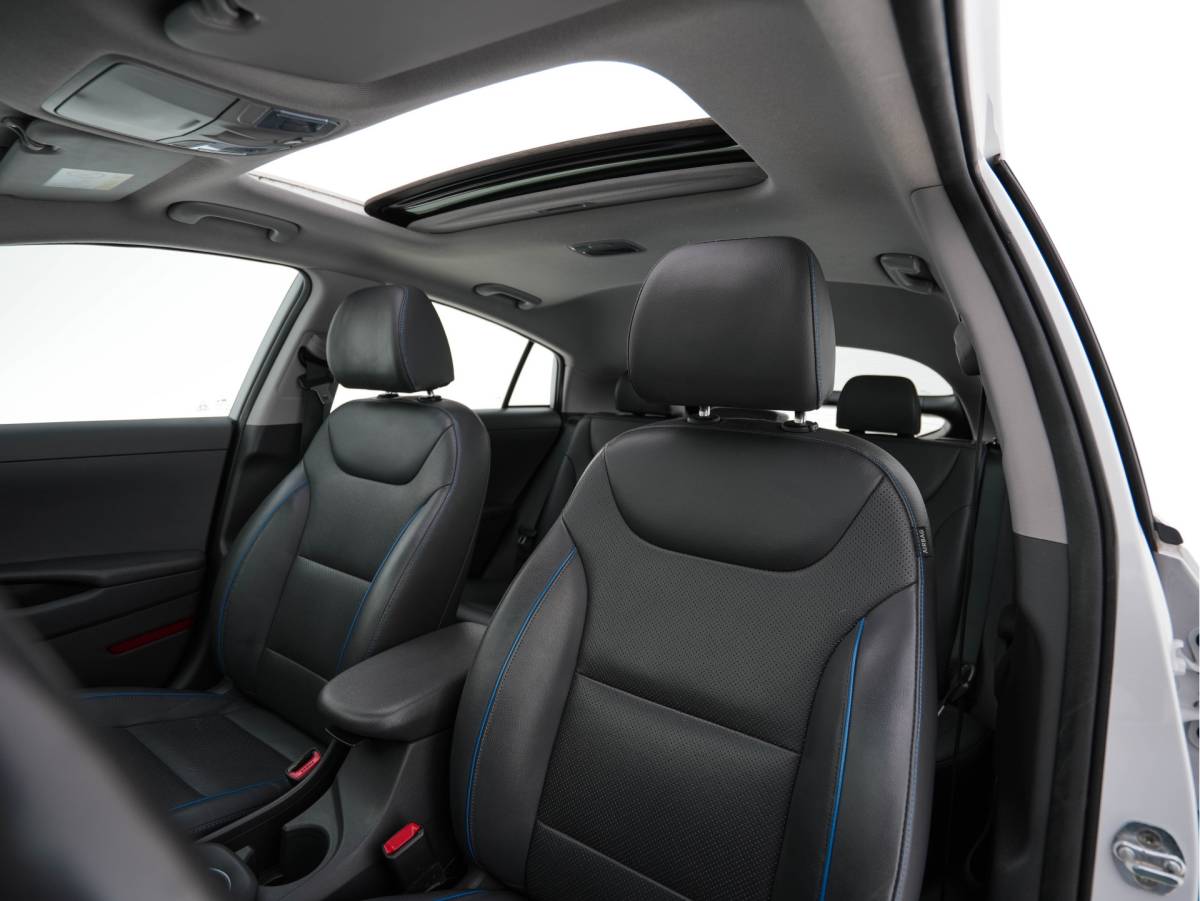 Hyundai IONIQ Hyundai IONIQ 1.6 GDi First Edition Aut. *PANO | LEATHER | XENON | ADAPTIVE-CRUISE | MEMORY-PACK | BLIND-SPOT | HEATED-COMFORTSEATS | NAVI-FULLMAP | CAMERA | KEYLESS | ECC | PDC | 15”ALU*