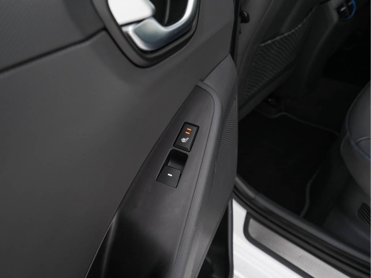 Hyundai IONIQ Hyundai IONIQ 1.6 GDi First Edition Aut. *PANO | LEATHER | XENON | ADAPTIVE-CRUISE | MEMORY-PACK | BLIND-SPOT | HEATED-COMFORTSEATS | NAVI-FULLMAP | CAMERA | KEYLESS | ECC | PDC | 15”ALU*