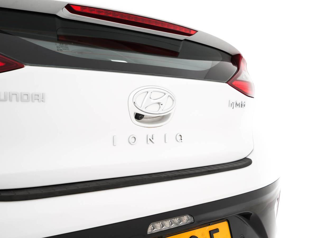 Hyundai IONIQ Hyundai IONIQ 1.6 GDi First Edition Aut. *PANO | LEATHER | XENON | ADAPTIVE-CRUISE | MEMORY-PACK | BLIND-SPOT | HEATED-COMFORTSEATS | NAVI-FULLMAP | CAMERA | KEYLESS | ECC | PDC | 15”ALU*