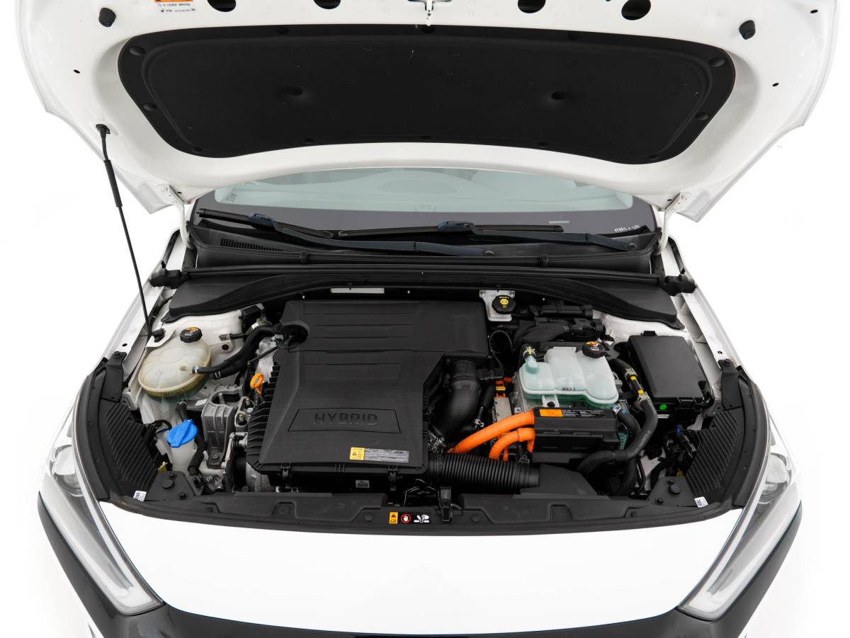 Hyundai IONIQ Hyundai IONIQ 1.6 GDi First Edition Aut. *PANO | LEATHER | XENON | ADAPTIVE-CRUISE | MEMORY-PACK | BLIND-SPOT | HEATED-COMFORTSEATS | NAVI-FULLMAP | CAMERA | KEYLESS | ECC | PDC | 15”ALU*