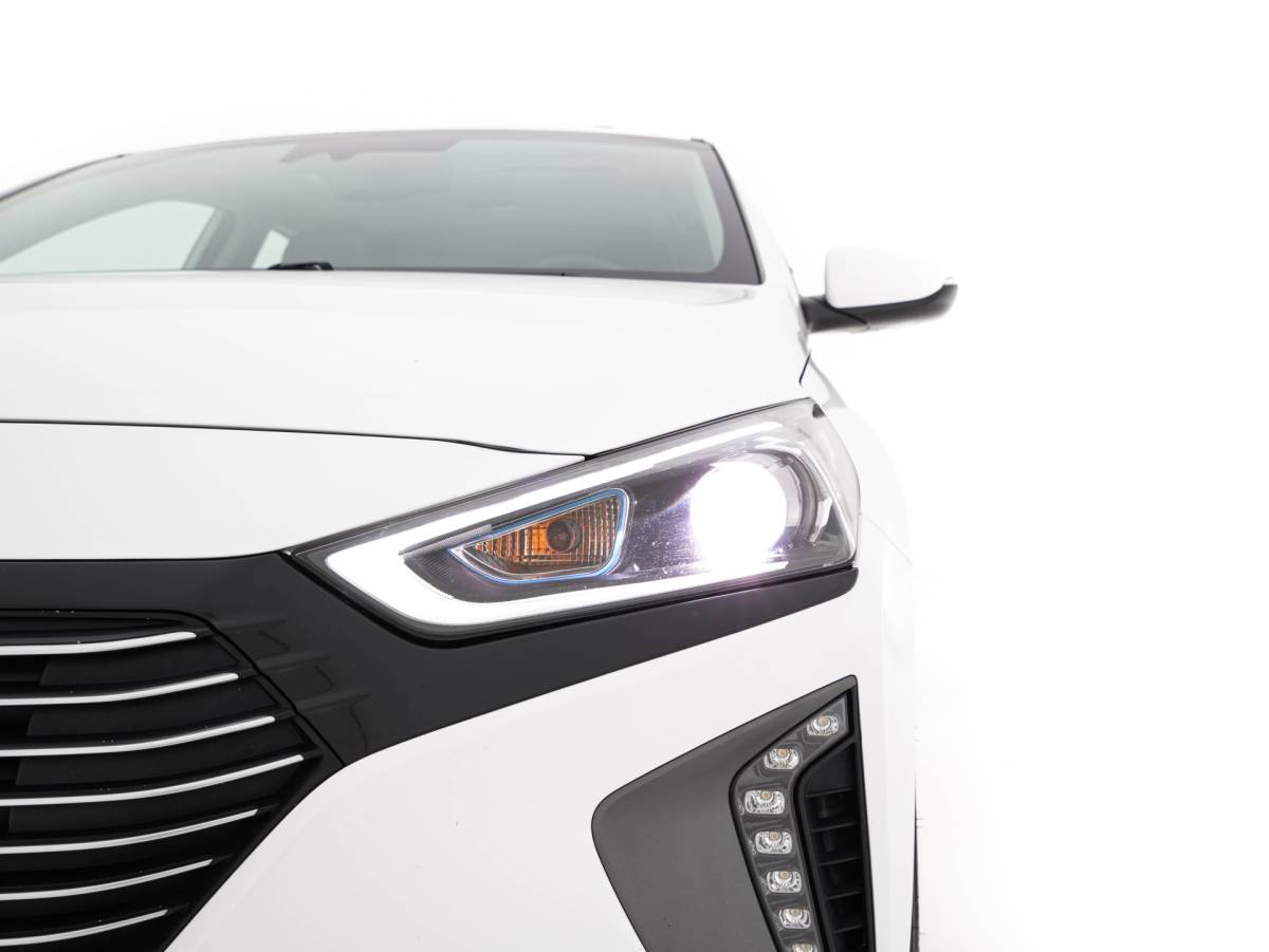 Hyundai IONIQ Hyundai IONIQ 1.6 GDi First Edition Aut. *PANO | LEATHER | XENON | ADAPTIVE-CRUISE | MEMORY-PACK | BLIND-SPOT | HEATED-COMFORTSEATS | NAVI-FULLMAP | CAMERA | KEYLESS | ECC | PDC | 15”ALU*