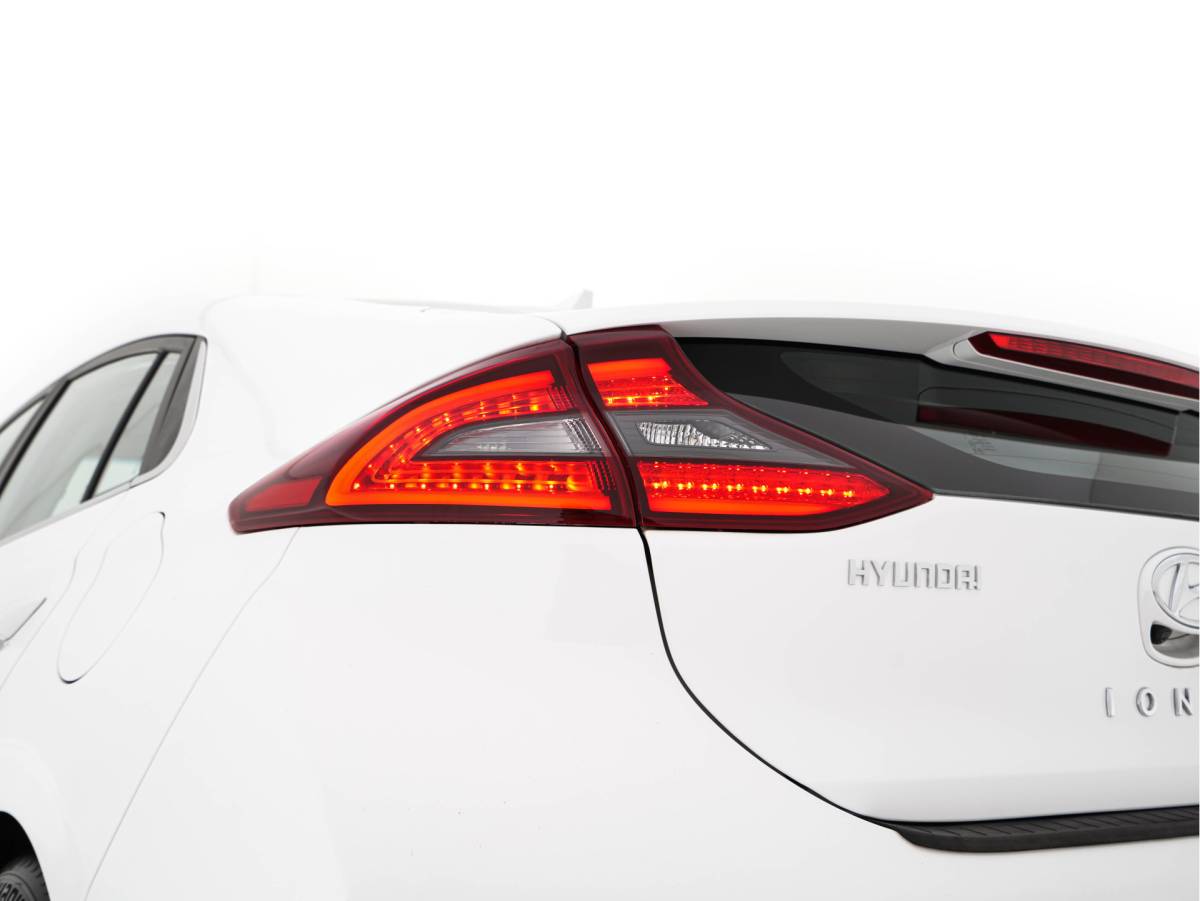 Hyundai IONIQ Hyundai IONIQ 1.6 GDi First Edition Aut. *PANO | LEATHER | XENON | ADAPTIVE-CRUISE | MEMORY-PACK | BLIND-SPOT | HEATED-COMFORTSEATS | NAVI-FULLMAP | CAMERA | KEYLESS | ECC | PDC | 15”ALU*