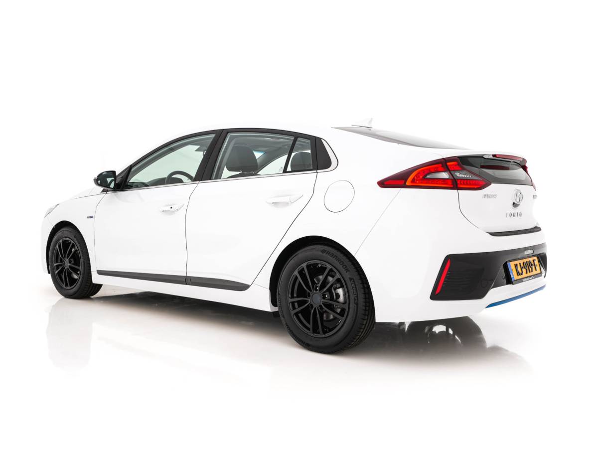 Hyundai IONIQ Hyundai IONIQ 1.6 GDi First Edition Aut. *PANO | LEATHER | XENON | ADAPTIVE-CRUISE | MEMORY-PACK | BLIND-SPOT | HEATED-COMFORTSEATS | NAVI-FULLMAP | CAMERA | KEYLESS | ECC | PDC | 15”ALU*