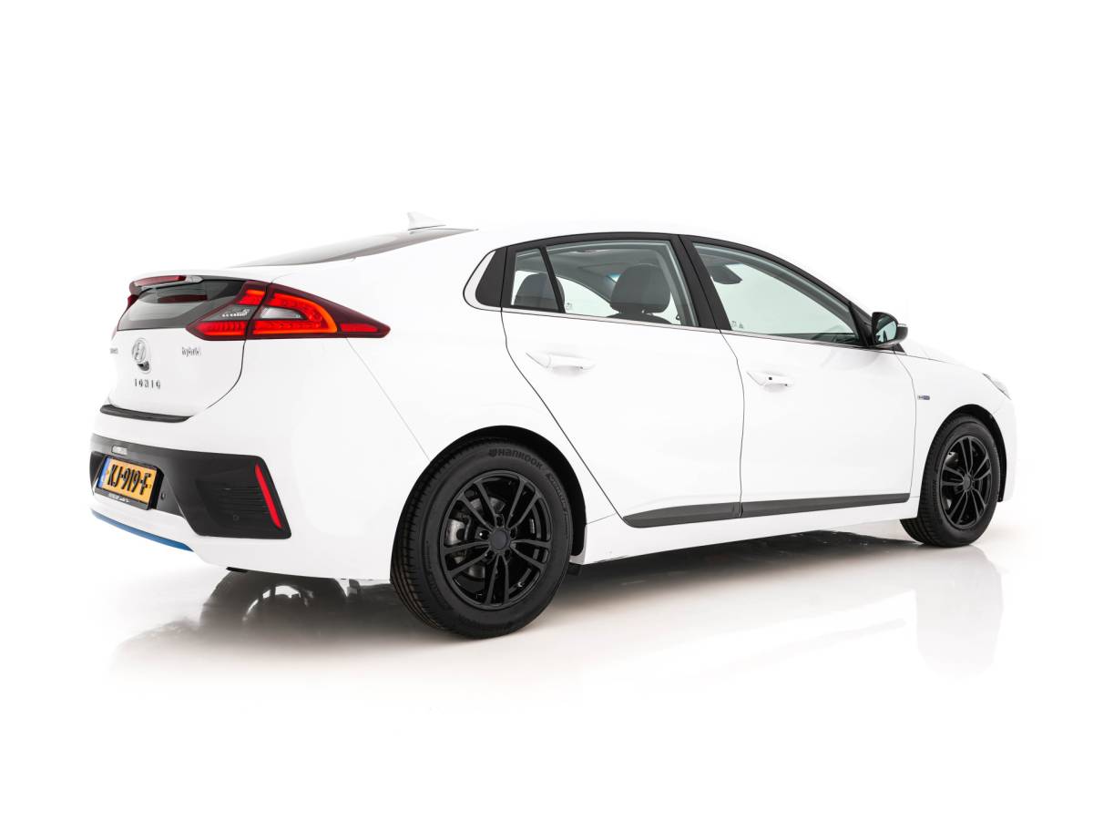 Hyundai IONIQ Hyundai IONIQ 1.6 GDi First Edition Aut. *PANO | LEATHER | XENON | ADAPTIVE-CRUISE | MEMORY-PACK | BLIND-SPOT | HEATED-COMFORTSEATS | NAVI-FULLMAP | CAMERA | KEYLESS | ECC | PDC | 15”ALU*