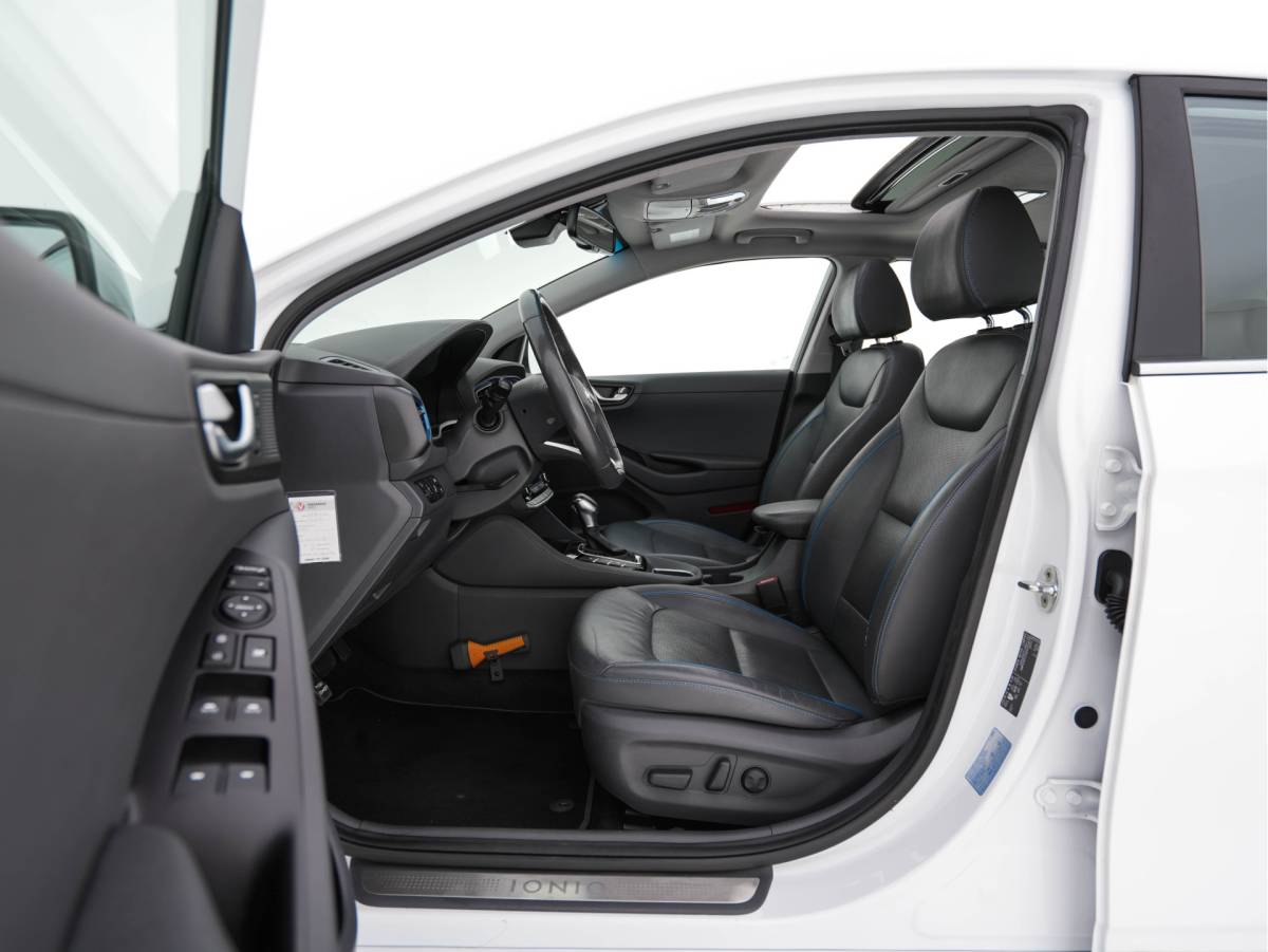 Hyundai IONIQ Hyundai IONIQ 1.6 GDi First Edition Aut. *PANO | LEATHER | XENON | ADAPTIVE-CRUISE | MEMORY-PACK | BLIND-SPOT | HEATED-COMFORTSEATS | NAVI-FULLMAP | CAMERA | KEYLESS | ECC | PDC | 15”ALU*