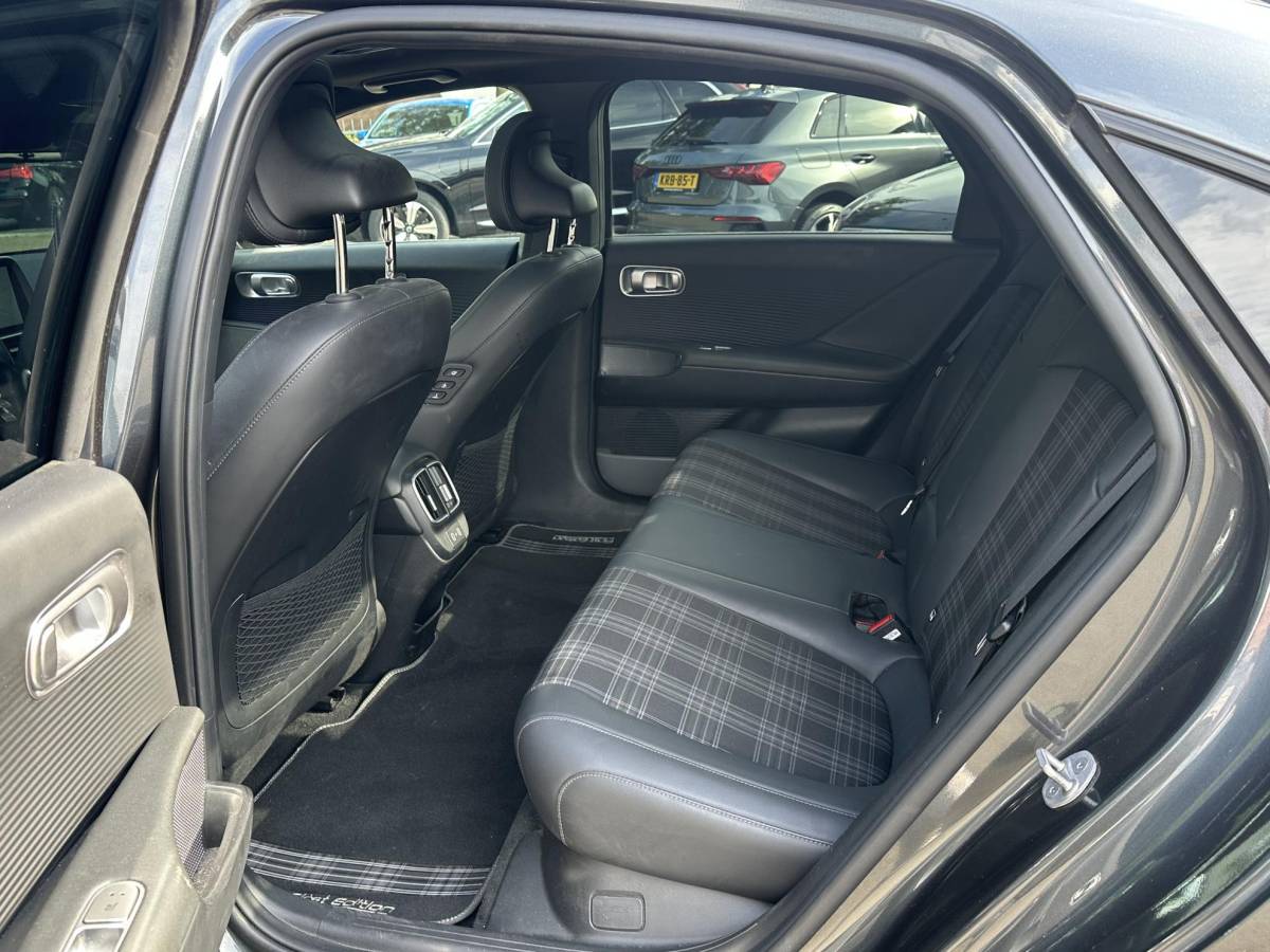 Hyundai IONIQ 6 Hyundai IONIQ 6 First Edition AWD 77.4 kWh SOH 100% | PANO | STOEL VERWAMRING VOOR & ACHTER | MEM. SEAT | ELEK. STOELEN | BOSE BOXEN | 360 CAMERA | FABRIEKS GARANTIE TM 03-2028 | RIJKLAAR ! |
