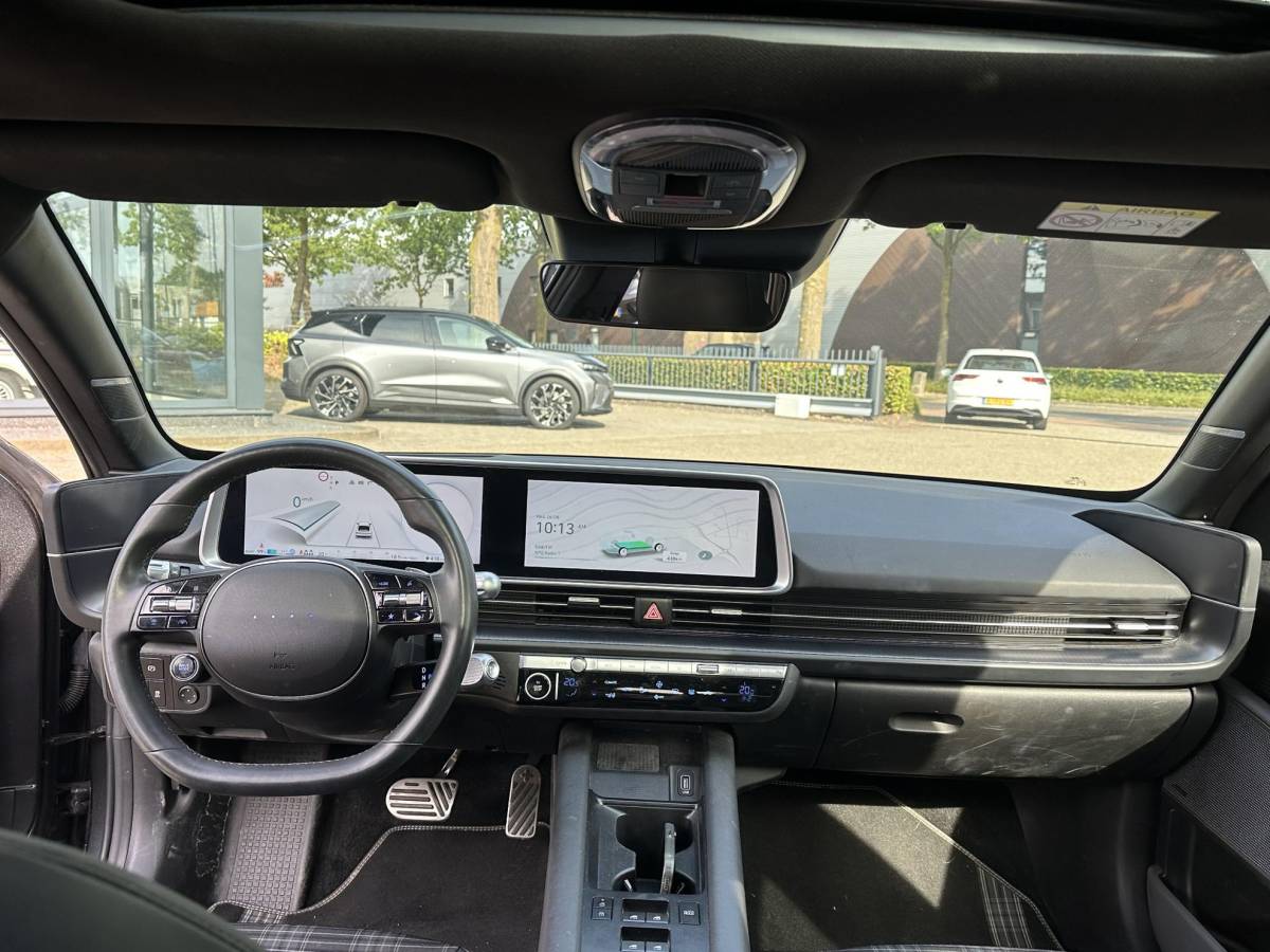 Hyundai IONIQ 6 Hyundai IONIQ 6 First Edition AWD 77.4 kWh SOH 100% | PANO | STOEL VERWAMRING VOOR & ACHTER | MEM. SEAT | ELEK. STOELEN | BOSE BOXEN | 360 CAMERA | FABRIEKS GARANTIE TM 03-2028 | RIJKLAAR ! |