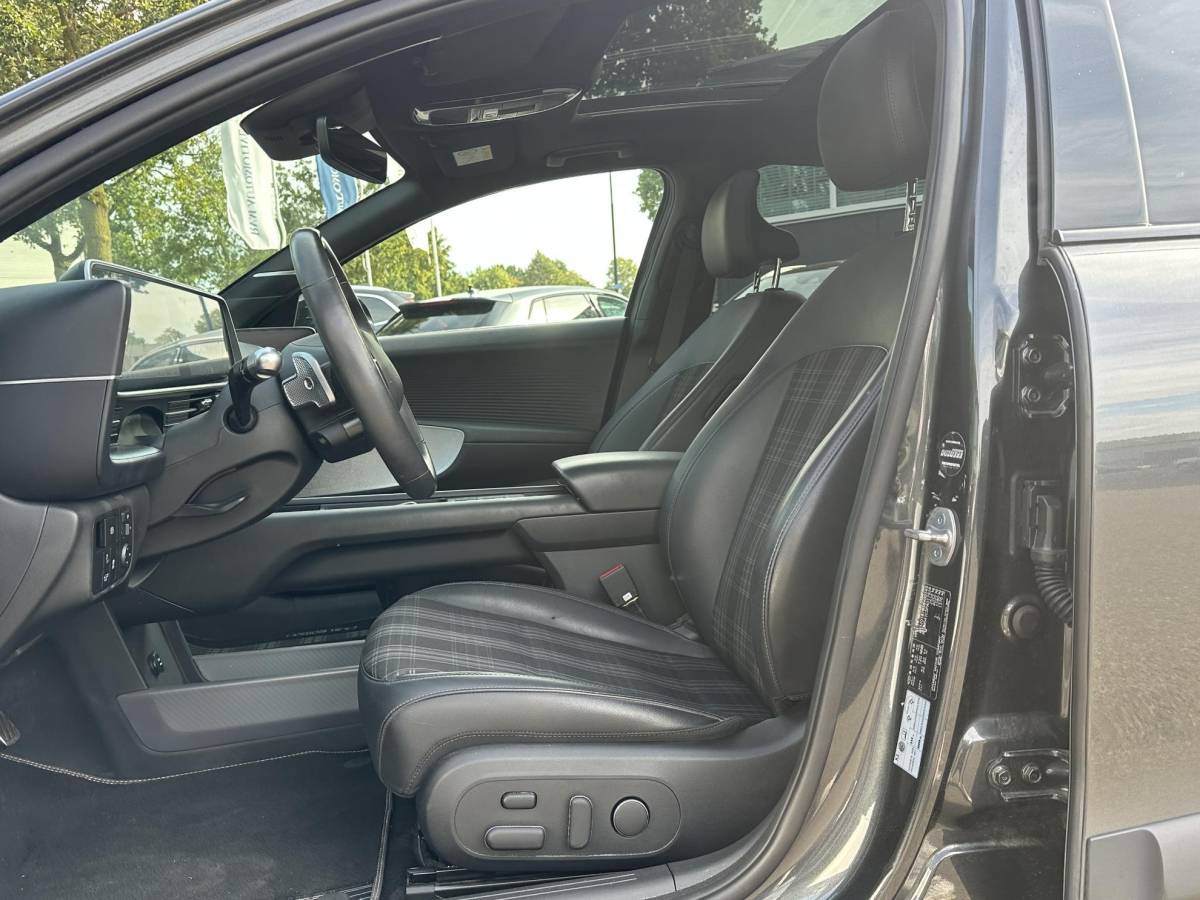 Hyundai IONIQ 6 Hyundai IONIQ 6 First Edition AWD 77.4 kWh SOH 100% | PANO | STOEL VERWAMRING VOOR & ACHTER | MEM. SEAT | ELEK. STOELEN | BOSE BOXEN | 360 CAMERA | FABRIEKS GARANTIE TM 03-2028 | RIJKLAAR ! |