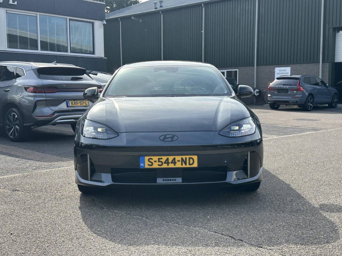 Hyundai IONIQ 6 Hyundai IONIQ 6 First Edition AWD 77.4 kWh SOH 100% | PANO | STOEL VERWAMRING VOOR & ACHTER | MEM. SEAT | ELEK. STOELEN | BOSE BOXEN | 360 CAMERA | FABRIEKS GARANTIE TM 03-2028 | RIJKLAAR ! |