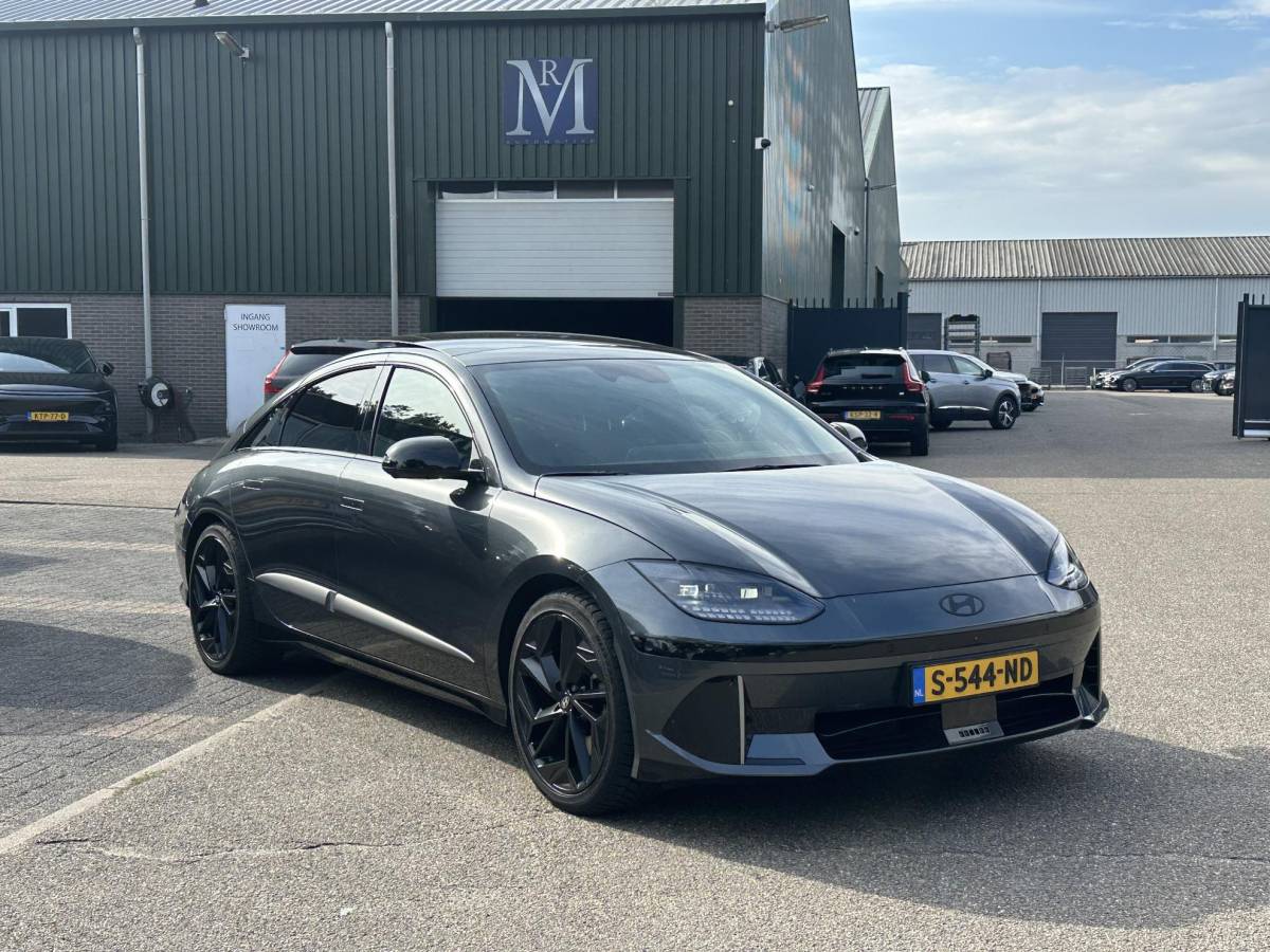 Hyundai IONIQ 6 Hyundai IONIQ 6 First Edition AWD 77.4 kWh SOH 100% | PANO | STOEL VERWAMRING VOOR & ACHTER | MEM. SEAT | ELEK. STOELEN | BOSE BOXEN | 360 CAMERA | FABRIEKS GARANTIE TM 03-2028 | RIJKLAAR ! |