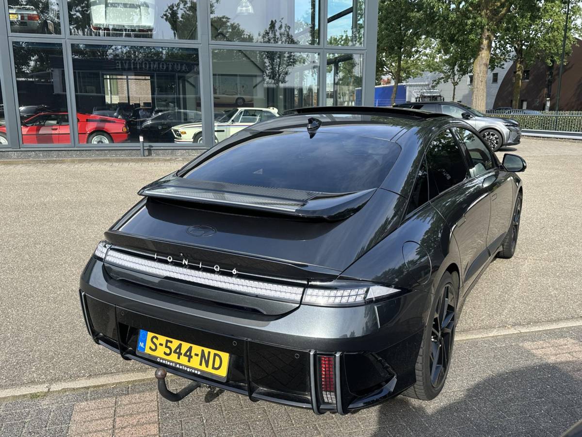 Hyundai IONIQ 6 Hyundai IONIQ 6 First Edition AWD 77.4 kWh SOH 100% | PANO | STOEL VERWAMRING VOOR & ACHTER | MEM. SEAT | ELEK. STOELEN | BOSE BOXEN | 360 CAMERA | FABRIEKS GARANTIE TM 03-2028 | RIJKLAAR ! |