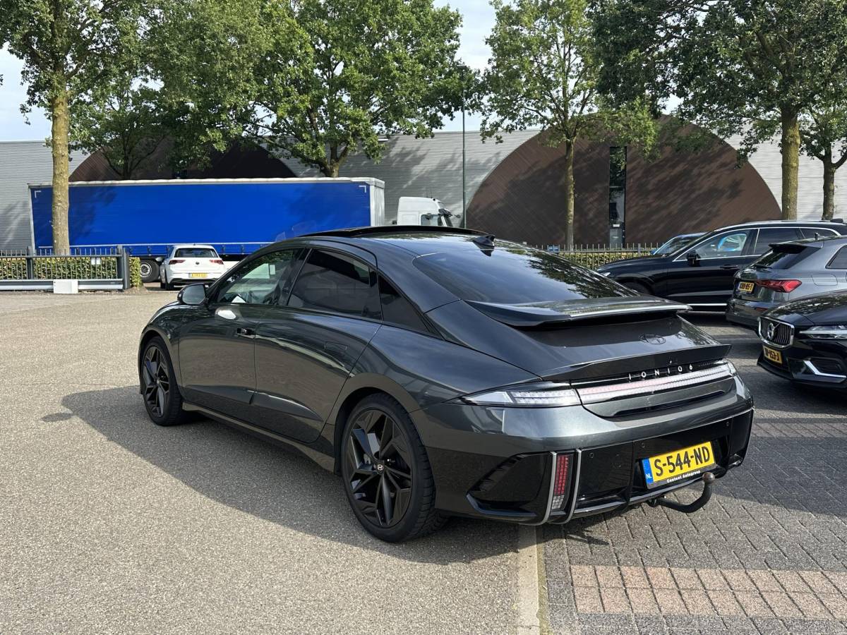 Hyundai IONIQ 6 Hyundai IONIQ 6 First Edition AWD 77.4 kWh SOH 100% | PANO | STOEL VERWAMRING VOOR & ACHTER | MEM. SEAT | ELEK. STOELEN | BOSE BOXEN | 360 CAMERA | FABRIEKS GARANTIE TM 03-2028 | RIJKLAAR ! |