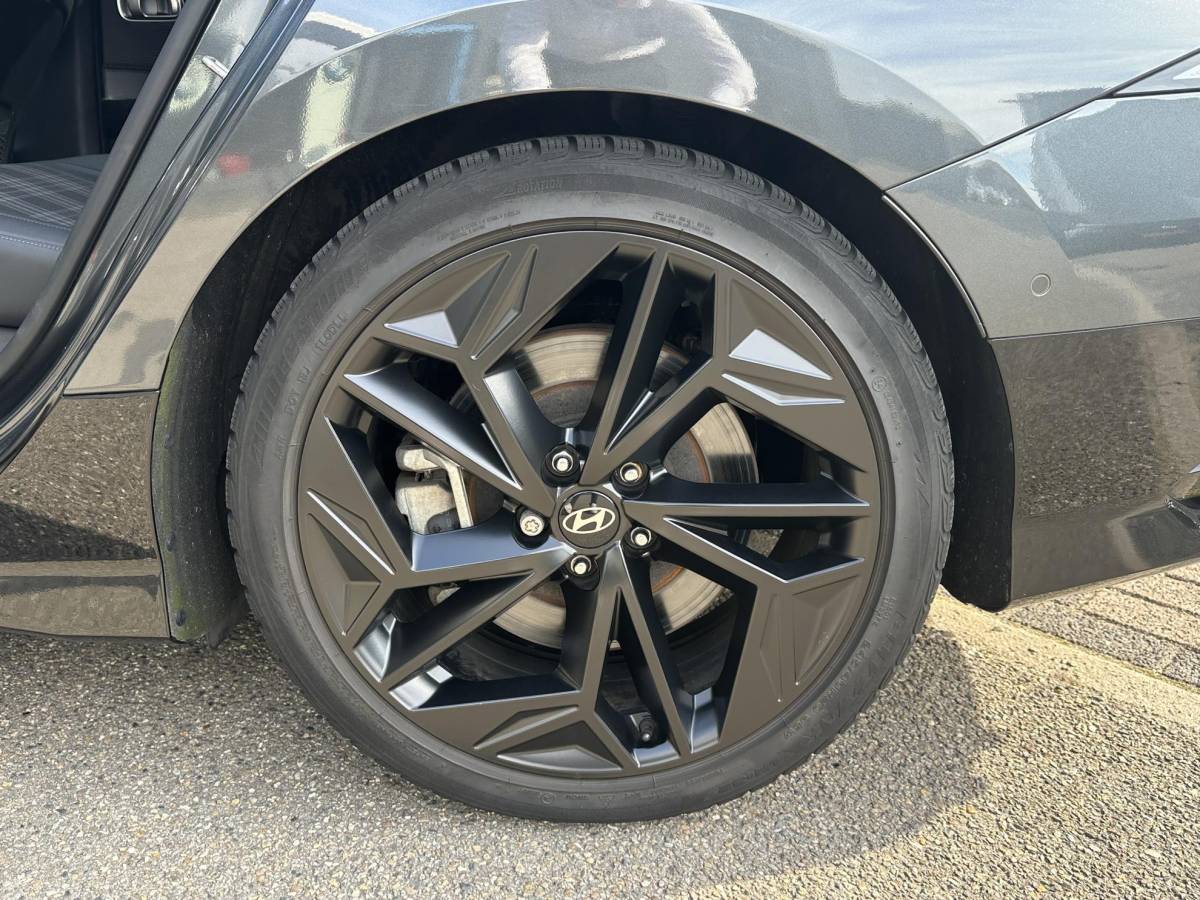 Hyundai IONIQ 6 Hyundai IONIQ 6 First Edition AWD 77.4 kWh SOH 100% | PANO | STOEL VERWAMRING VOOR & ACHTER | MEM. SEAT | ELEK. STOELEN | BOSE BOXEN | 360 CAMERA | FABRIEKS GARANTIE TM 03-2028 | RIJKLAAR ! |