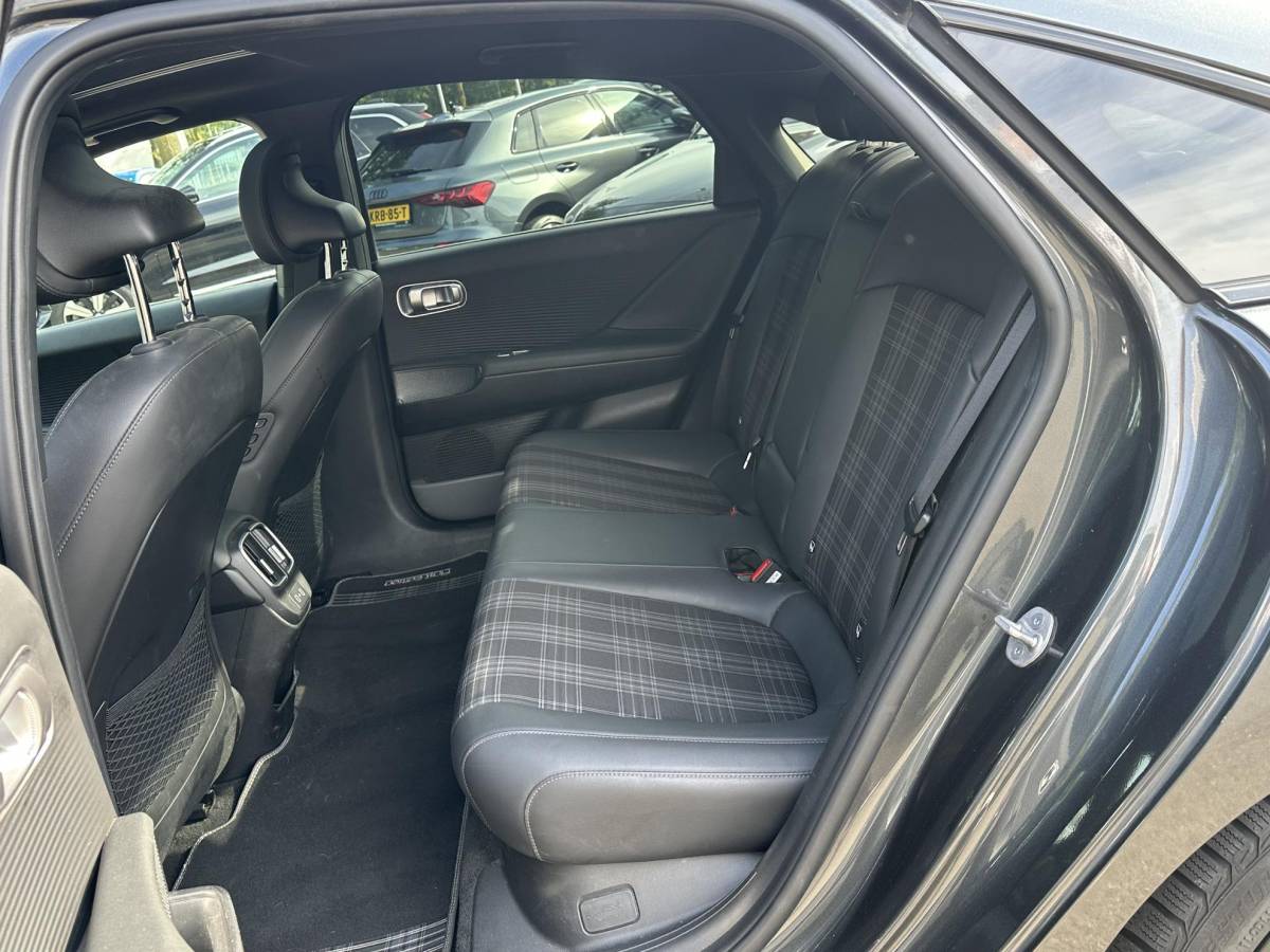 Hyundai IONIQ 6 Hyundai IONIQ 6 First Edition AWD 77.4 kWh SOH 100% | PANO | STOEL VERWAMRING VOOR & ACHTER | MEM. SEAT | ELEK. STOELEN | BOSE BOXEN | 360 CAMERA | FABRIEKS GARANTIE TM 03-2028 | RIJKLAAR ! |