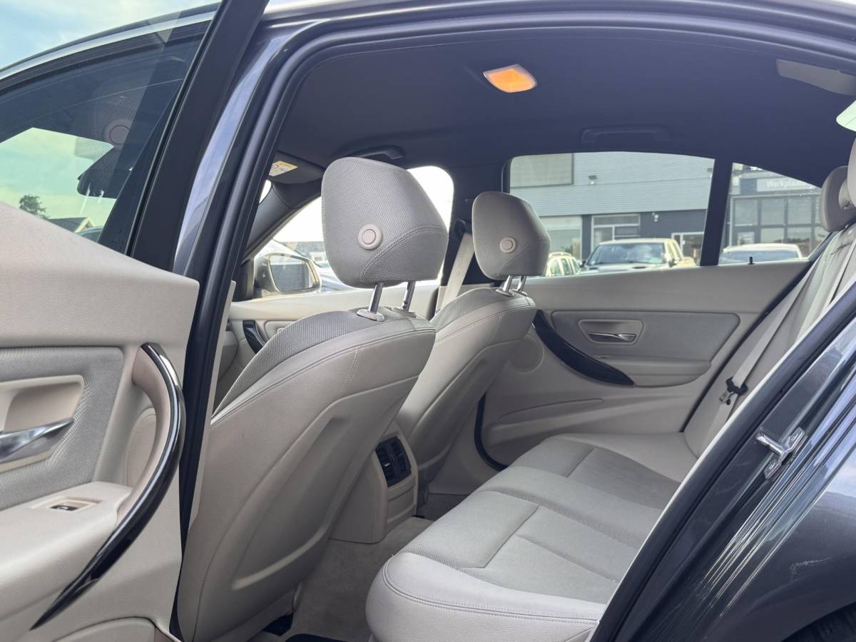 BMW 3 Serie BMW 3-serie 320i Executive Sport / Nap / Garantie / Airco / Navi / Cruise / Carplay /