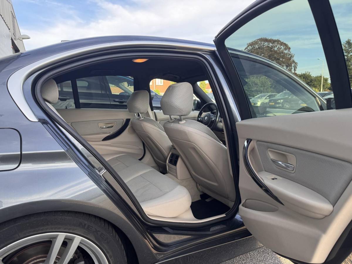 BMW 3 Serie BMW 3-serie 320i Executive Sport / Nap / Garantie / Airco / Navi / Cruise / Carplay /