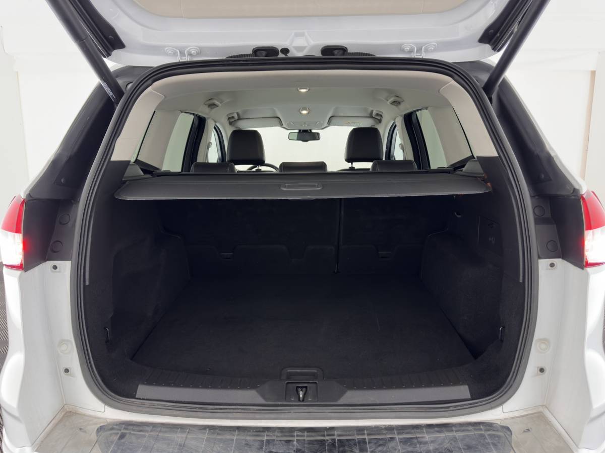 Ford Kuga Ford Kuga 1.6 Titanium Individual Bodystyling Pack AWD Aut. *LEATHER-FABRIC | XENON | SONY-AUDIO | HEATED-COMFORTSEATS | NAVI-FULLMAP | KEYLESS | CAMERA | PRIVACY-GLASS | ECC | PDC | CRUISE | TOWBAR | 18”ALU*