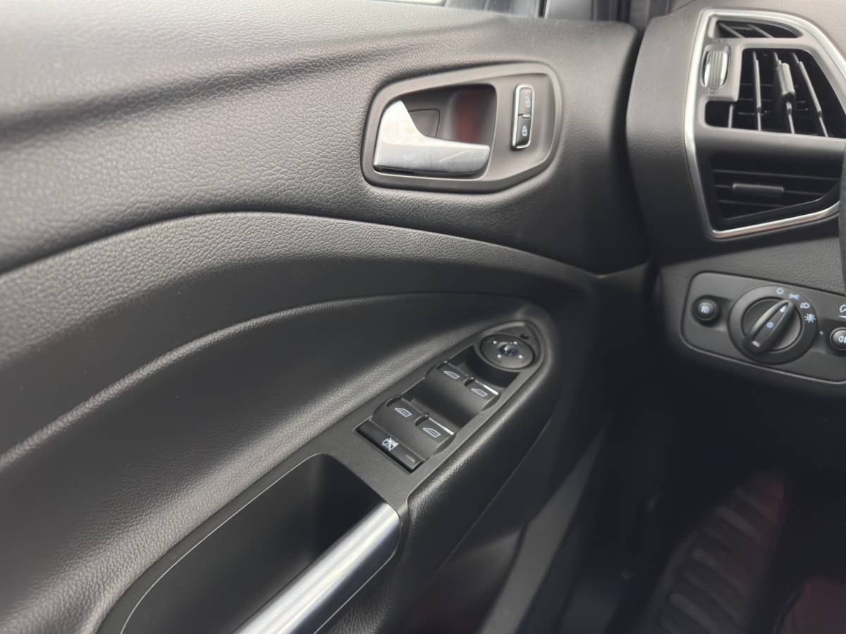 Ford Kuga Ford Kuga 1.6 Titanium Individual Bodystyling Pack AWD Aut. *LEATHER-FABRIC | XENON | SONY-AUDIO | HEATED-COMFORTSEATS | NAVI-FULLMAP | KEYLESS | CAMERA | PRIVACY-GLASS | ECC | PDC | CRUISE | TOWBAR | 18”ALU*