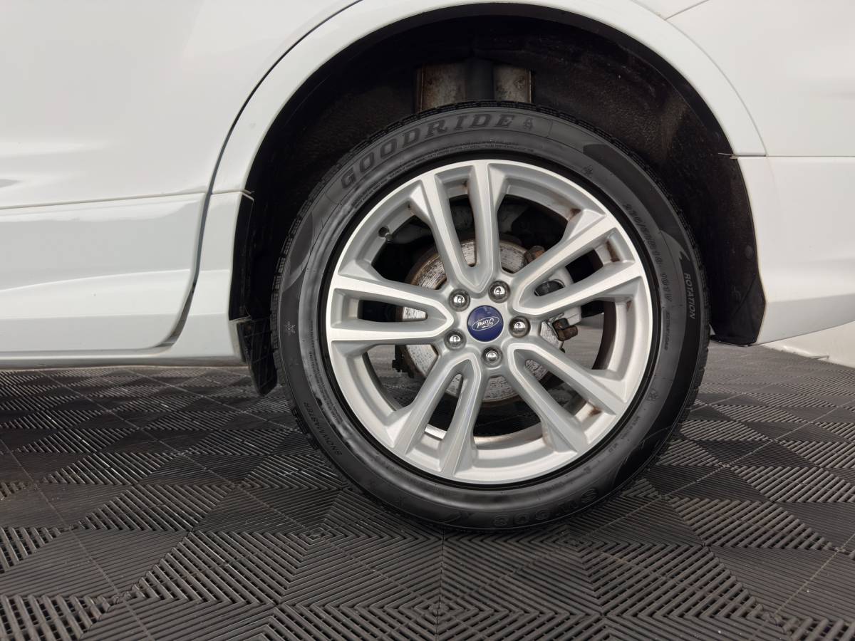 Ford Kuga Ford Kuga 1.6 Titanium Individual Bodystyling Pack AWD Aut. *LEATHER-FABRIC | XENON | SONY-AUDIO | HEATED-COMFORTSEATS | NAVI-FULLMAP | KEYLESS | CAMERA | PRIVACY-GLASS | ECC | PDC | CRUISE | TOWBAR | 18”ALU*