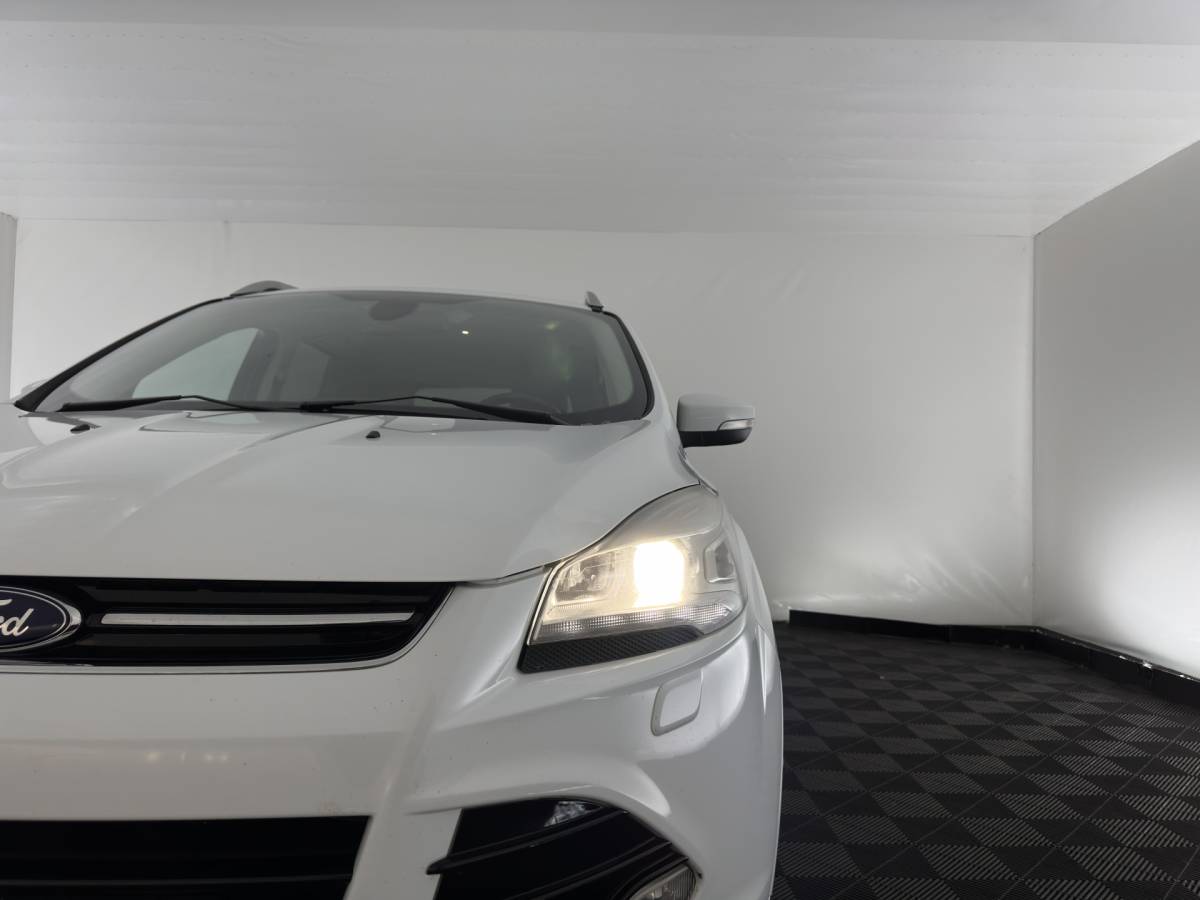 Ford Kuga Ford Kuga 1.6 Titanium Individual Bodystyling Pack AWD Aut. *LEATHER-FABRIC | XENON | SONY-AUDIO | HEATED-COMFORTSEATS | NAVI-FULLMAP | KEYLESS | CAMERA | PRIVACY-GLASS | ECC | PDC | CRUISE | TOWBAR | 18”ALU*