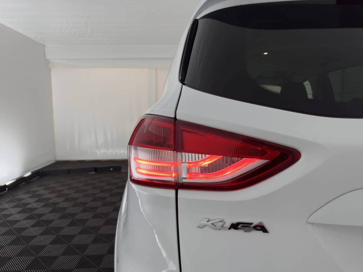 Ford Kuga Ford Kuga 1.6 Titanium Individual Bodystyling Pack AWD Aut. *LEATHER-FABRIC | XENON | SONY-AUDIO | HEATED-COMFORTSEATS | NAVI-FULLMAP | KEYLESS | CAMERA | PRIVACY-GLASS | ECC | PDC | CRUISE | TOWBAR | 18”ALU*
