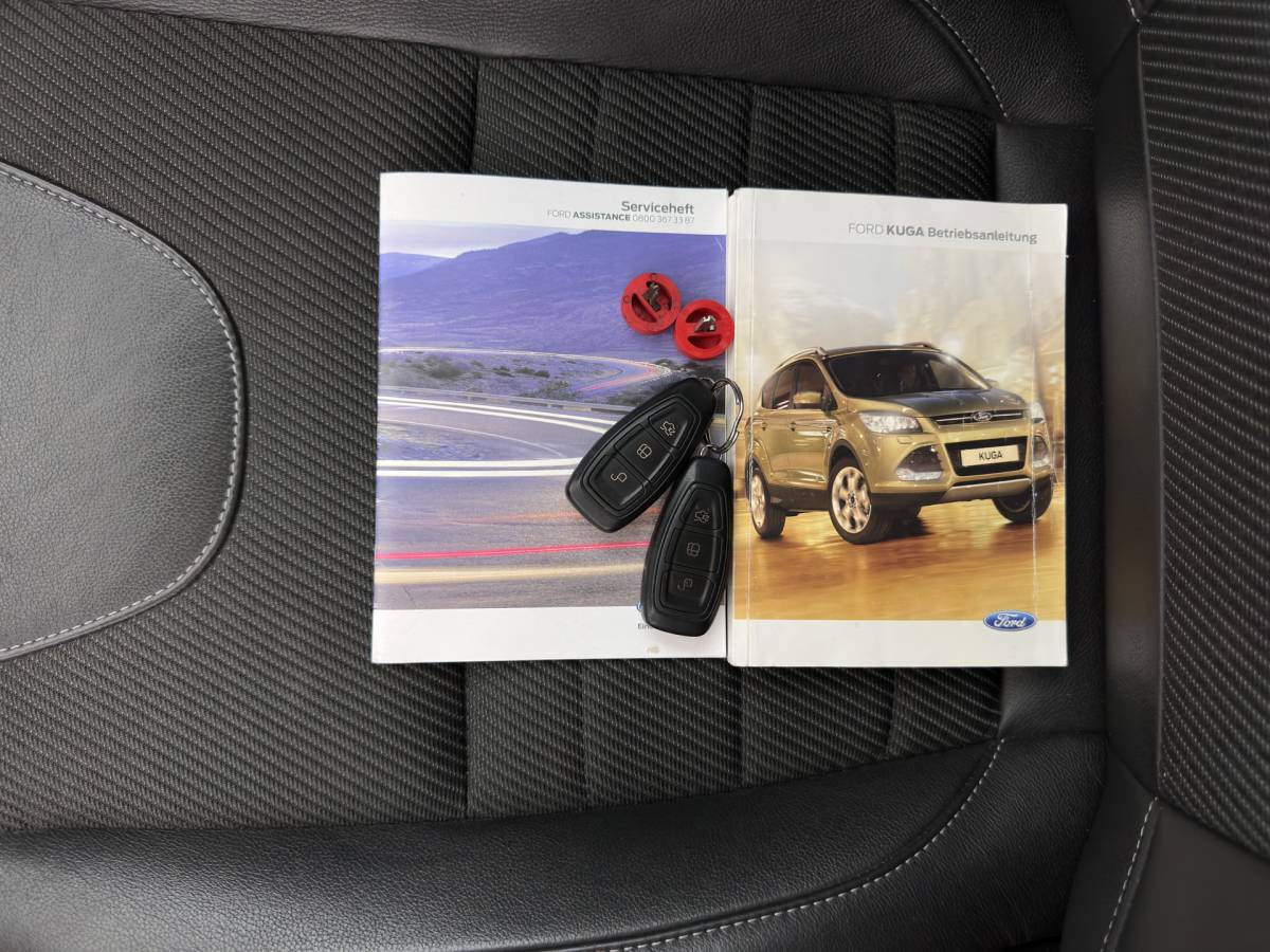 Ford Kuga Ford Kuga 1.6 Titanium Individual Bodystyling Pack AWD Aut. *LEATHER-FABRIC | XENON | SONY-AUDIO | HEATED-COMFORTSEATS | NAVI-FULLMAP | KEYLESS | CAMERA | PRIVACY-GLASS | ECC | PDC | CRUISE | TOWBAR | 18”ALU*