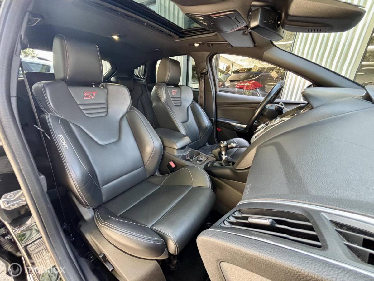 Ford Focus Ford Focus 2.0 EcoBoost ST. SCHUIFDAK, NAVI, CAMERA, STOELVERWARMING