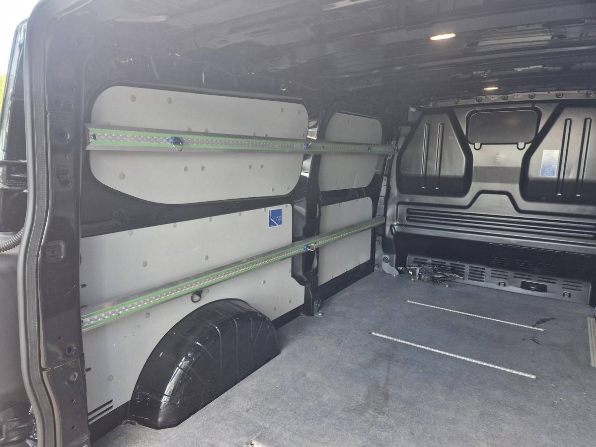 Ford Transit Custom Ford Transit Custom 300 2.0 TDCI L2H1 Trend 19.000 KM | Prof. laadruimte betimmering incl. bindrails | Navigatie | Achteruitrijcamera | Winterpack