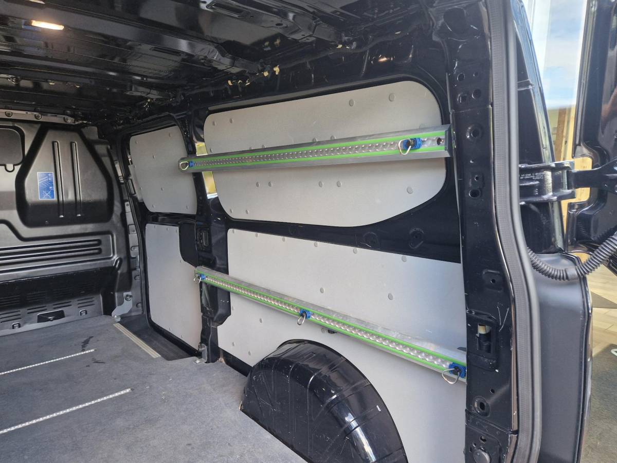 Ford Transit Custom Ford Transit Custom 300 2.0 TDCI L2H1 Trend 19.000 KM | Prof. laadruimte betimmering incl. bindrails | Navigatie | Achteruitrijcamera | Winterpack