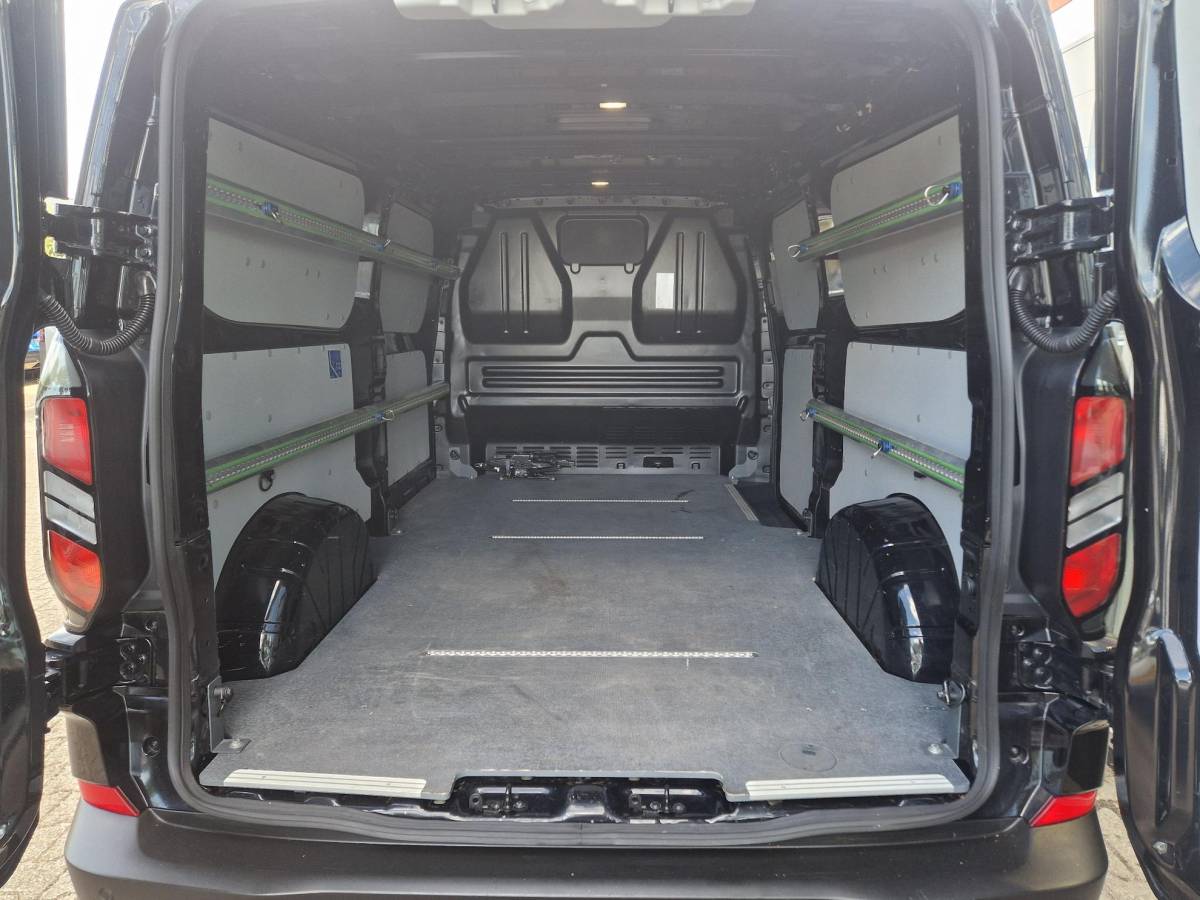 Ford Transit Custom Ford Transit Custom 300 2.0 TDCI L2H1 Trend 19.000 KM | Prof. laadruimte betimmering incl. bindrails | Navigatie | Achteruitrijcamera | Winterpack