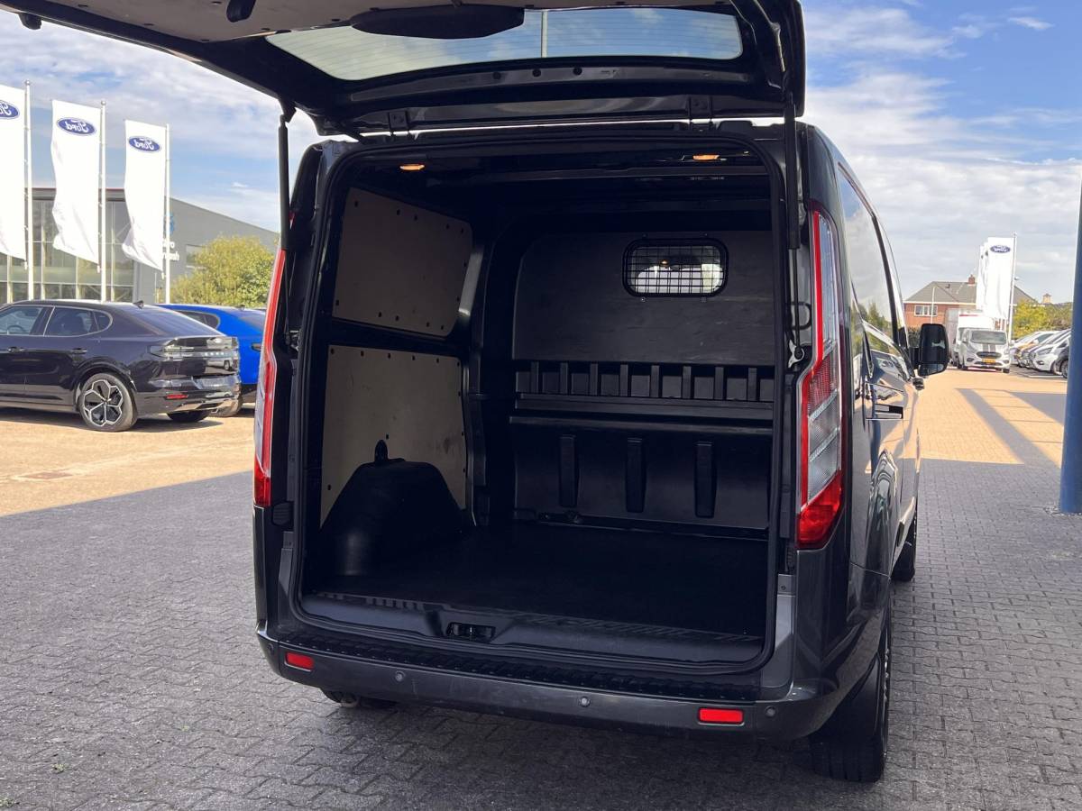 Ford Transit Custom Ford Transit Custom 320 2.0 TDCI L2H1 Limited DC | 125.000 KM | Betimmerde Laadruimte | Navigatie | Adaptieve Cruise Control | Stoelverwarming |