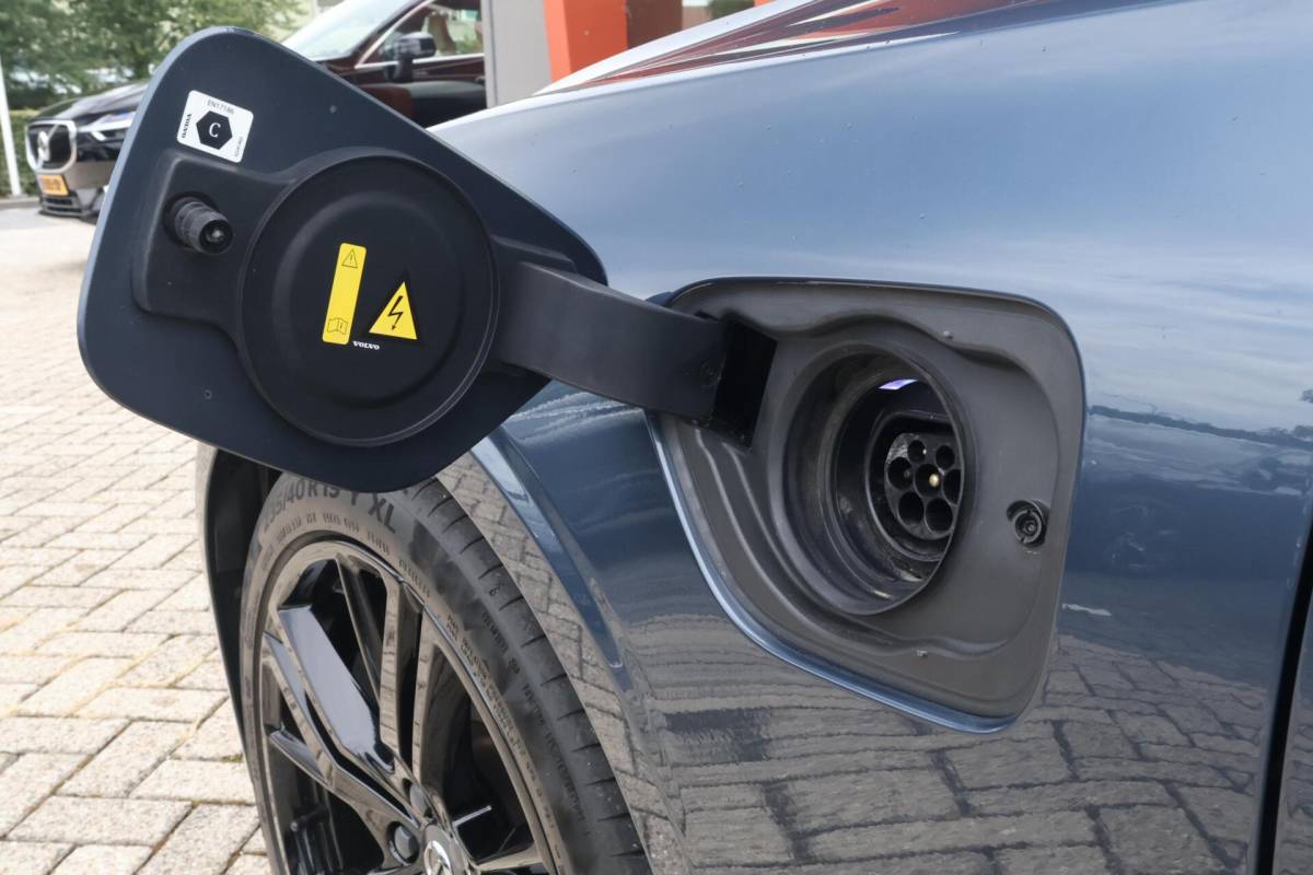 Volvo V60 Volvo V60 T6 Recharge AWD Plus Dark | Stoelverwarming | Trekhaak | Parkeercamera | Panoramadak | H/K | Pilot Assist | Keyless