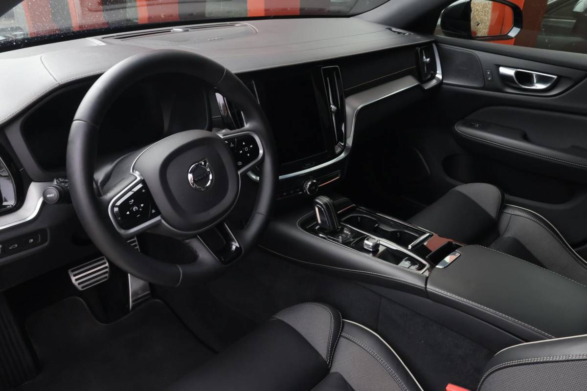 Volvo V60 Volvo V60 T6 Recharge AWD Plus Dark | Stoelverwarming | Trekhaak | Parkeercamera | Panoramadak | H/K | Pilot Assist | Keyless
