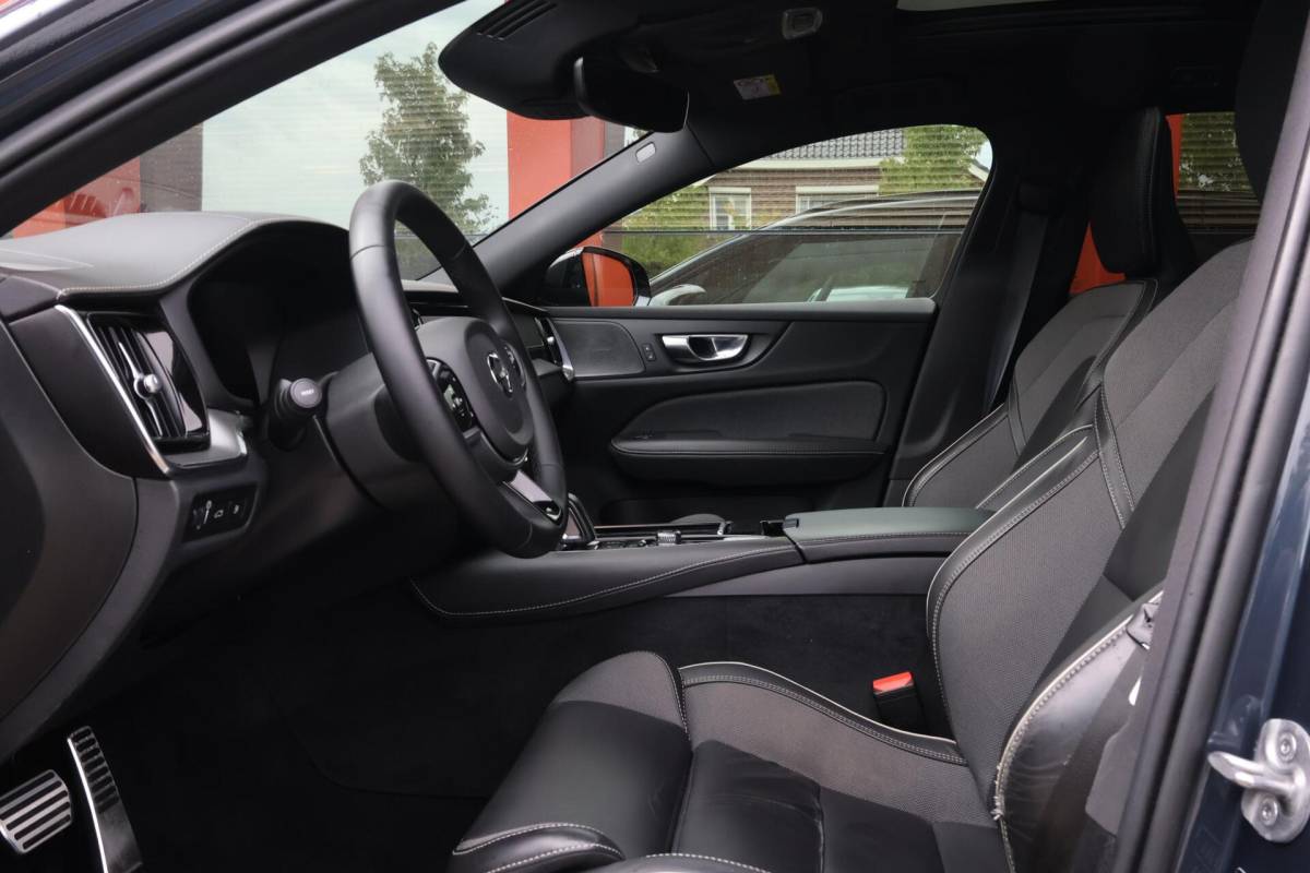 Volvo V60 Volvo V60 T6 Recharge AWD Plus Dark | Stoelverwarming | Trekhaak | Parkeercamera | Panoramadak | H/K | Pilot Assist | Keyless