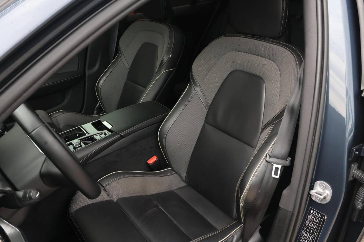 Volvo V60 Volvo V60 T6 Recharge AWD Plus Dark | Stoelverwarming | Trekhaak | Parkeercamera | Panoramadak | H/K | Pilot Assist | Keyless