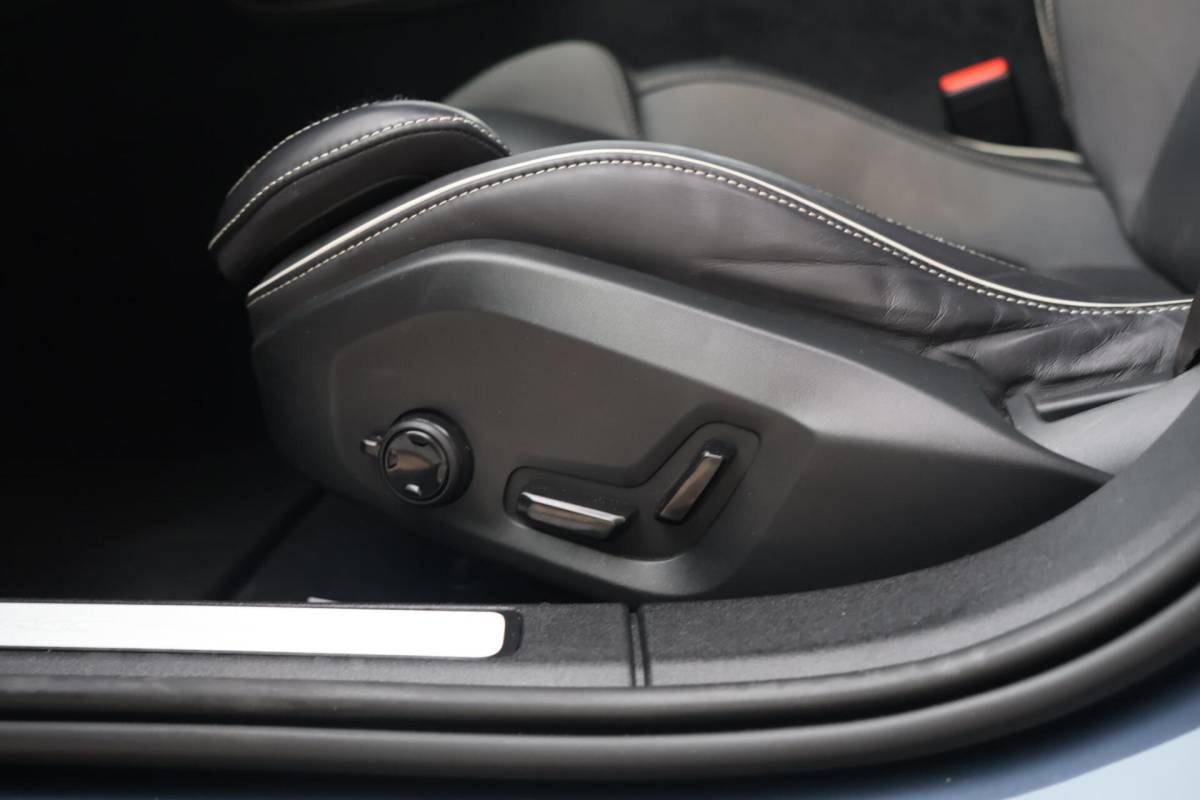 Volvo V60 Volvo V60 T6 Recharge AWD Plus Dark | Stoelverwarming | Trekhaak | Parkeercamera | Panoramadak | H/K | Pilot Assist | Keyless