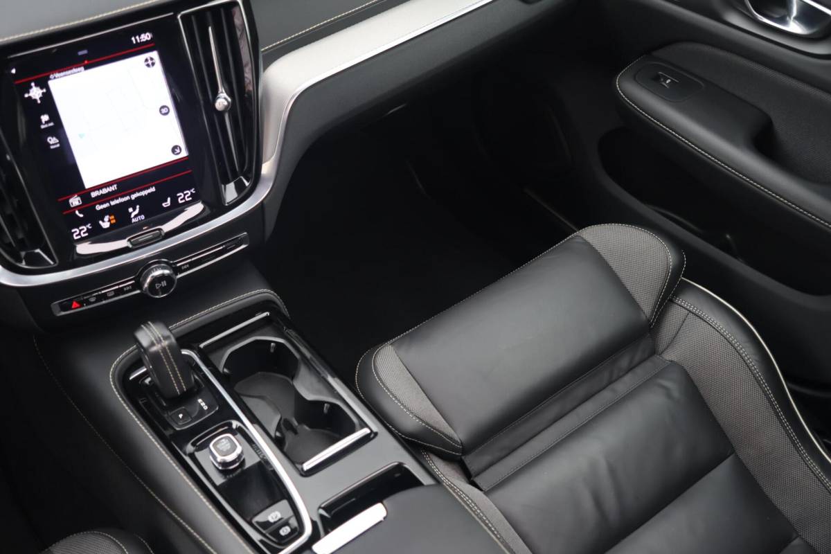 Volvo V60 Volvo V60 T6 Recharge AWD Plus Dark | Stoelverwarming | Trekhaak | Parkeercamera | Panoramadak | H/K | Pilot Assist | Keyless