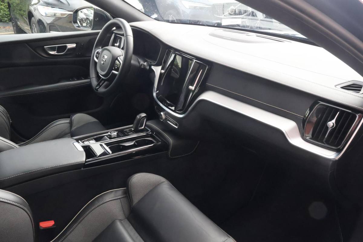 Volvo V60 Volvo V60 T6 Recharge AWD Plus Dark | Stoelverwarming | Trekhaak | Parkeercamera | Panoramadak | H/K | Pilot Assist | Keyless