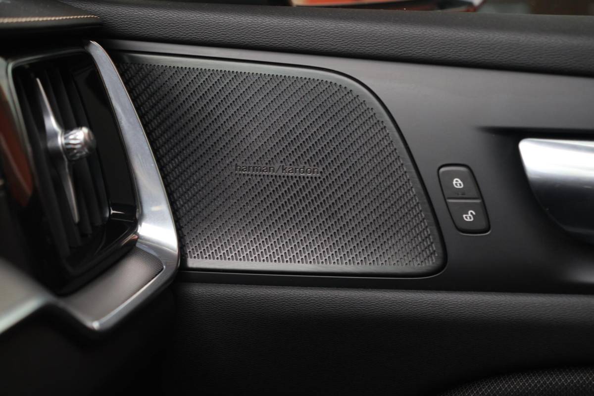 Volvo V60 Volvo V60 T6 Recharge AWD Plus Dark | Stoelverwarming | Trekhaak | Parkeercamera | Panoramadak | H/K | Pilot Assist | Keyless