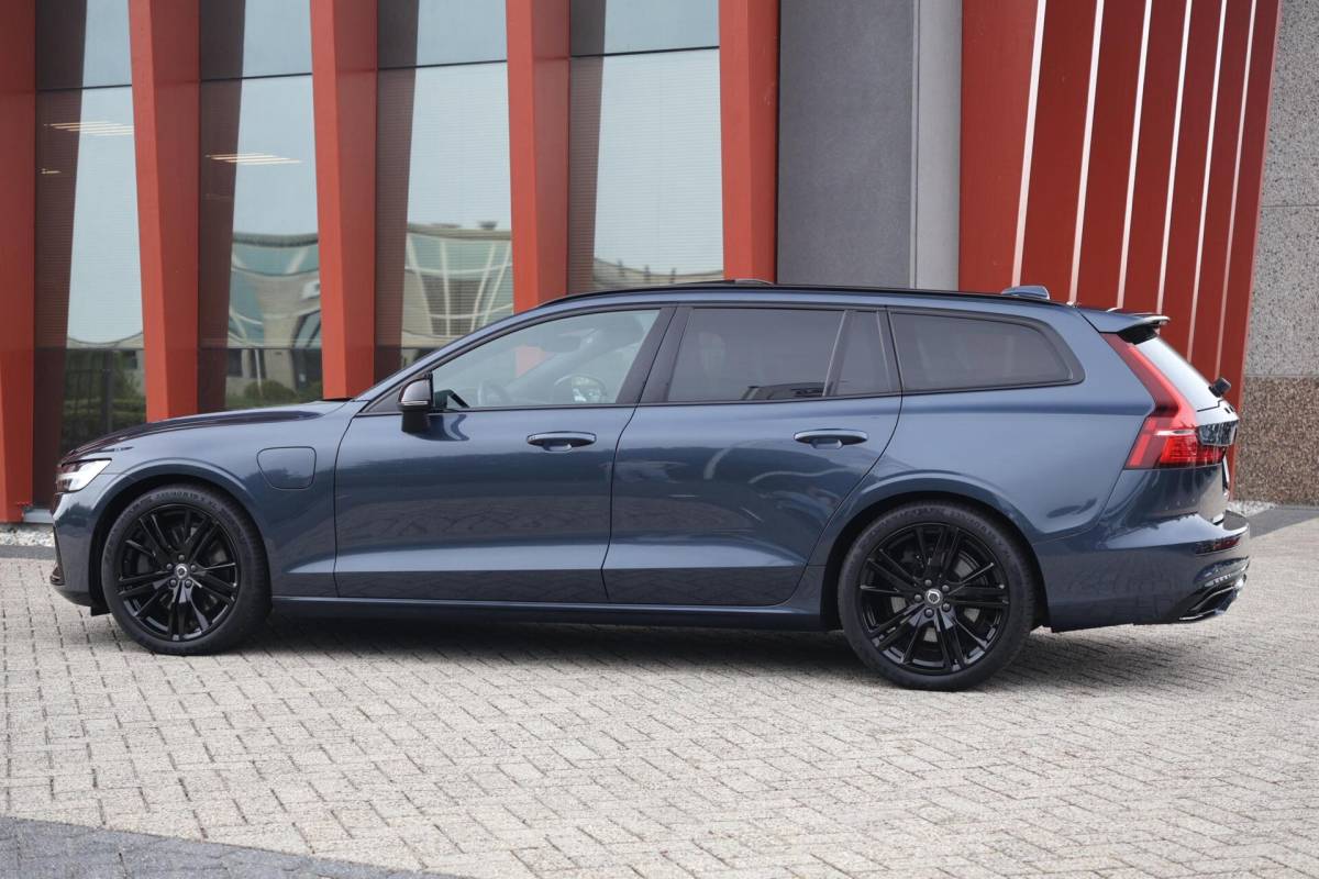 Volvo V60 Volvo V60 T6 Recharge AWD Plus Dark | Stoelverwarming | Trekhaak | Parkeercamera | Panoramadak | H/K | Pilot Assist | Keyless