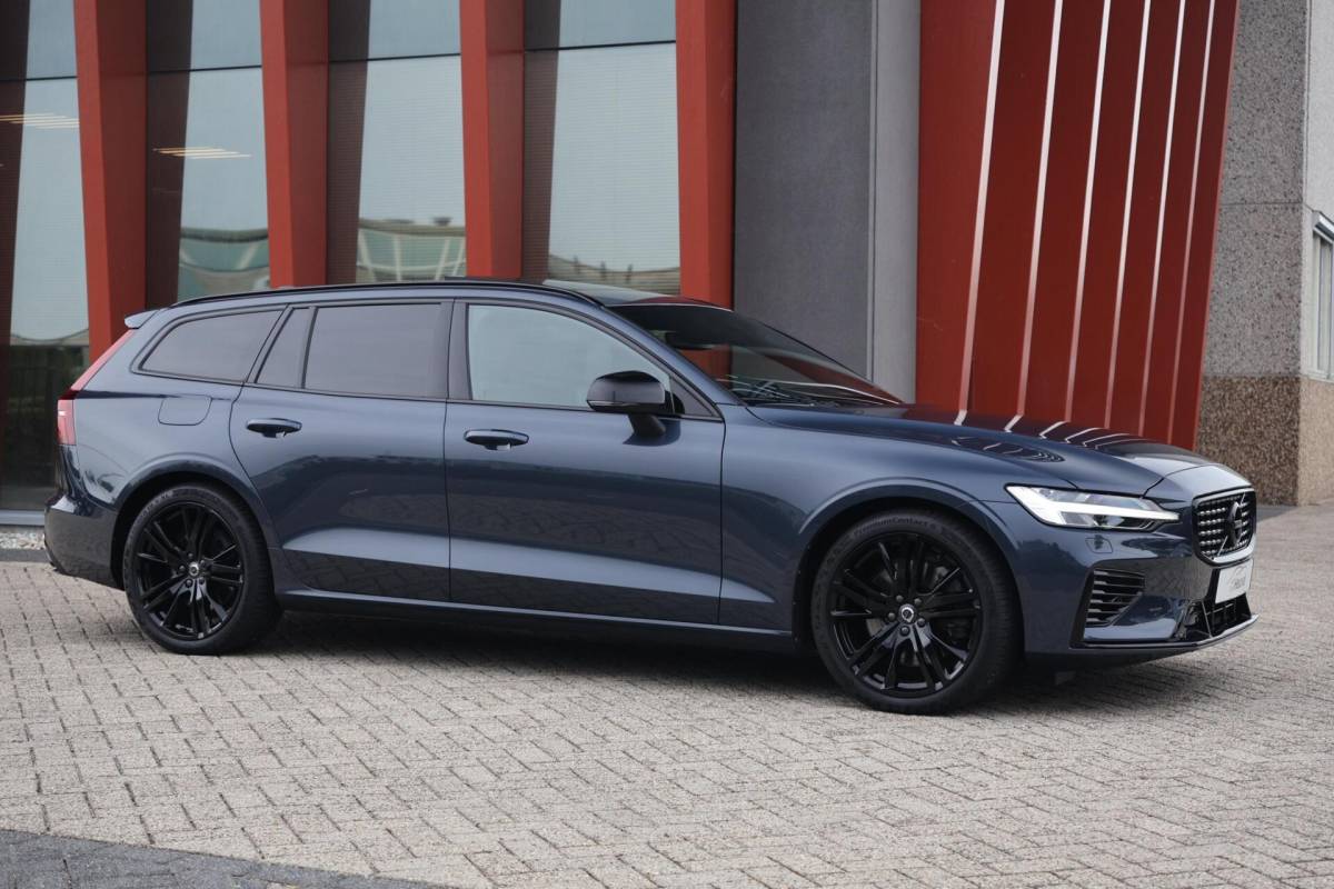 Volvo V60 Volvo V60 T6 Recharge AWD Plus Dark | Stoelverwarming | Trekhaak | Parkeercamera | Panoramadak | H/K | Pilot Assist | Keyless
