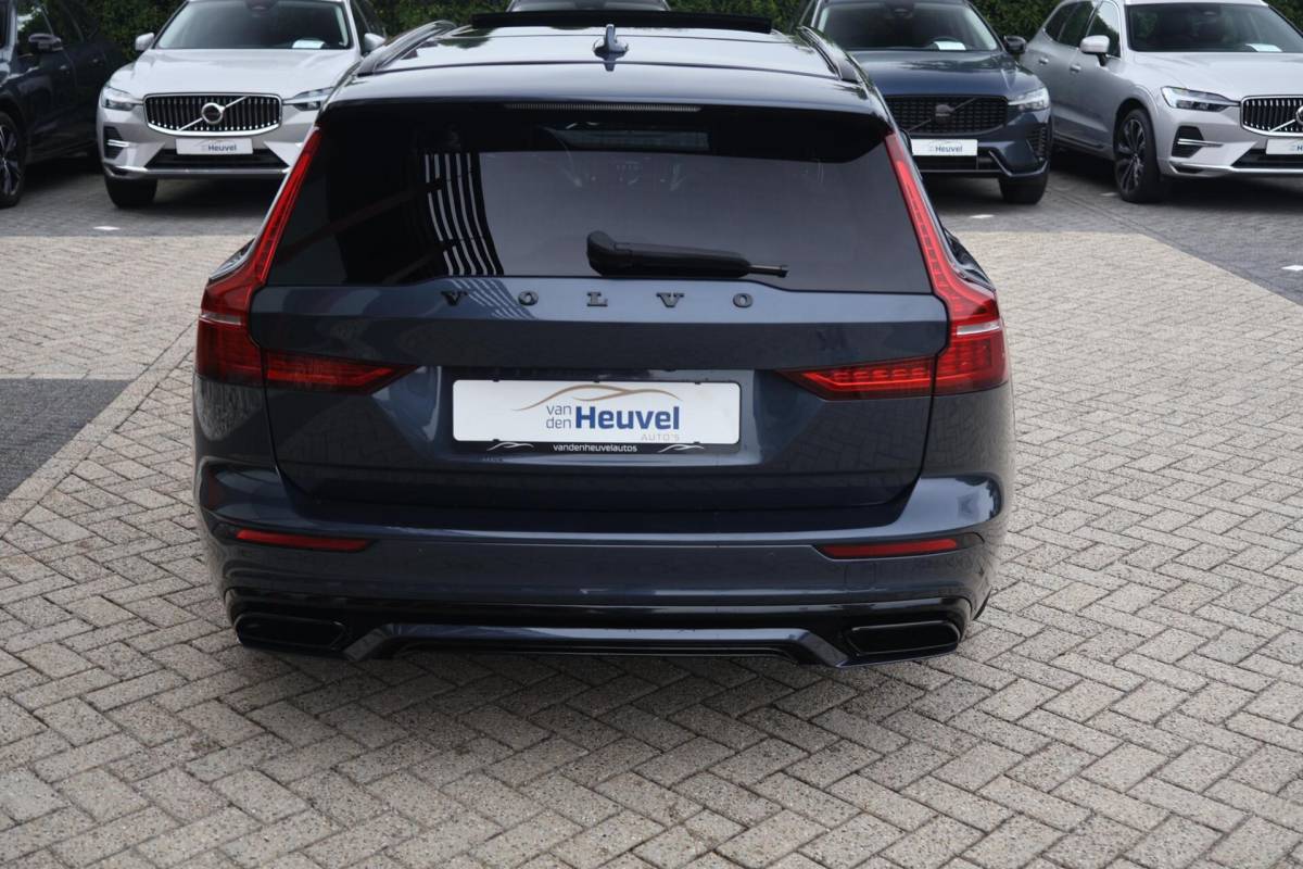 Volvo V60 Volvo V60 T6 Recharge AWD Plus Dark | Stoelverwarming | Trekhaak | Parkeercamera | Panoramadak | H/K | Pilot Assist | Keyless