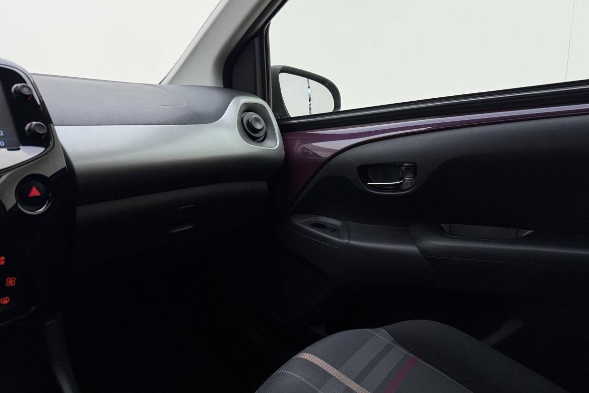 Peugeot 108 Peugeot 108 1.0 e-VTi Allure 68pk | 5 Deurs | Climate Control | Camera | Lichtmetalen Velgen | Bluetooth | Dealeronderhouden