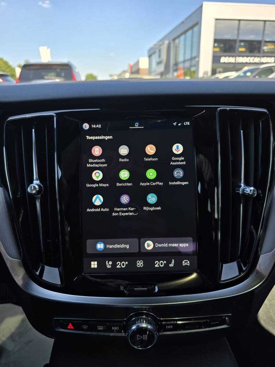 Volvo V60 Volvo V60 T8 Plug-in AWD Plus Dark | Head-up | Schuif/kanteldak | Trekhaak | Pilot Assist | BLIS | H&K Audio |