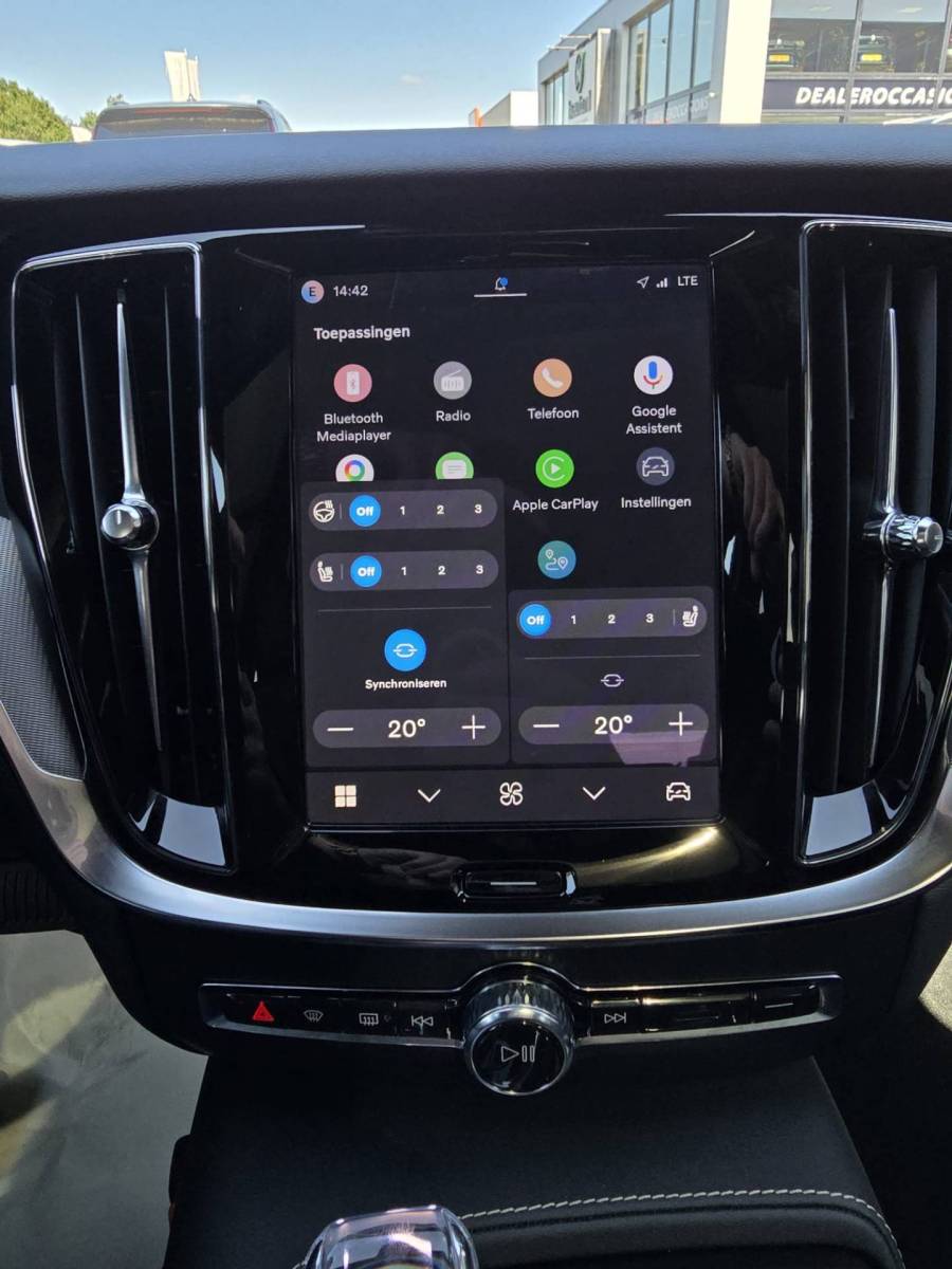 Volvo V60 Volvo V60 T8 Plug-in AWD Plus Dark | Head-up | Schuif/kanteldak | Trekhaak | Pilot Assist | BLIS | H&K Audio |
