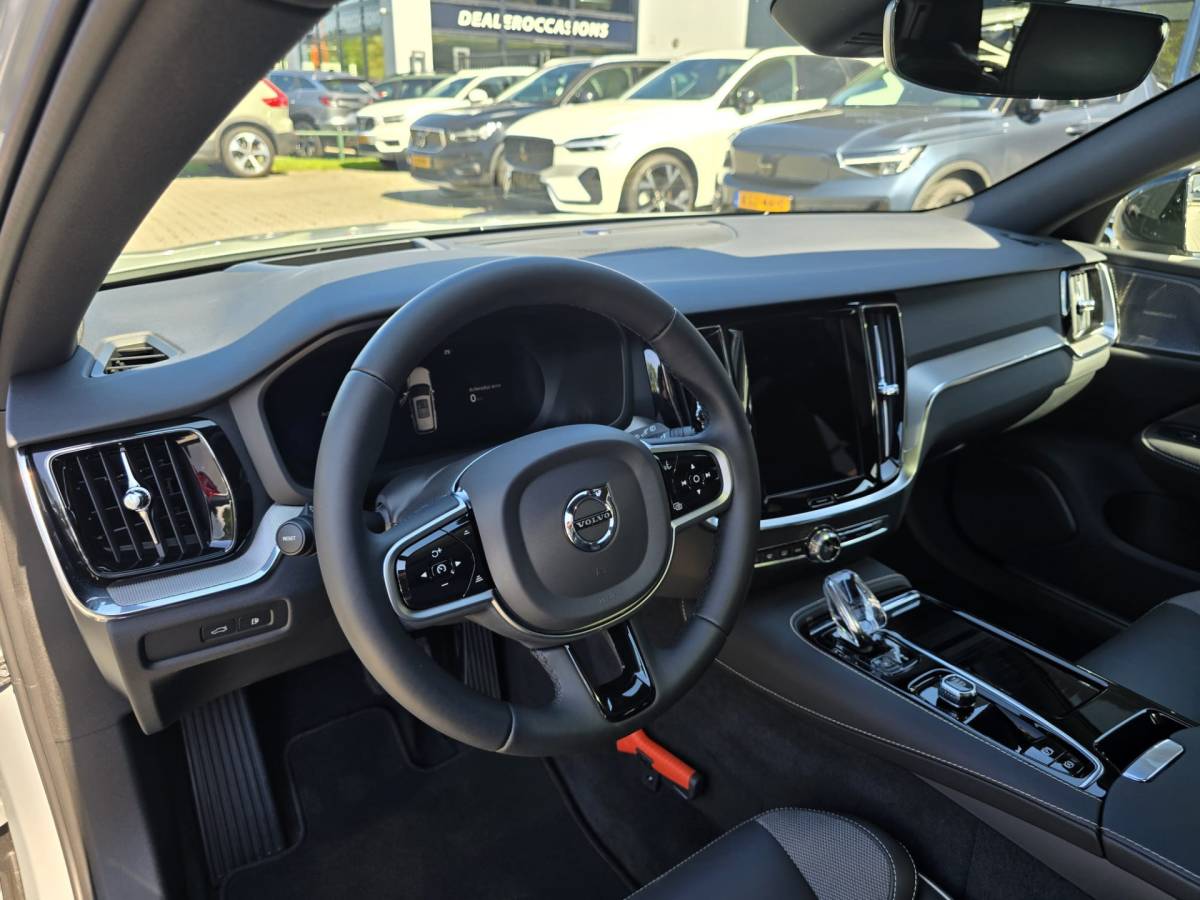 Volvo V60 Volvo V60 T8 Plug-in AWD Plus Dark | Head-up | Schuif/kanteldak | Trekhaak | Pilot Assist | BLIS | H&K Audio |