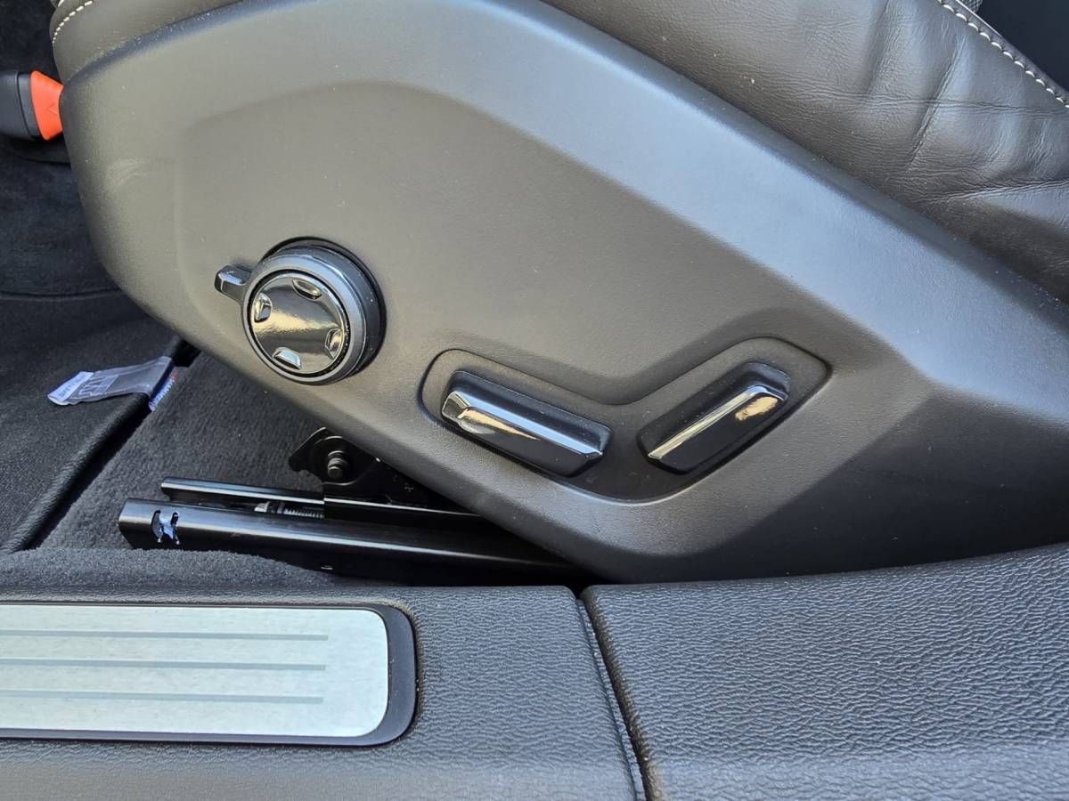 Volvo V60 Volvo V60 T8 Plug-in AWD Plus Dark | Head-up | Schuif/kanteldak | Trekhaak | Pilot Assist | BLIS | H&K Audio |