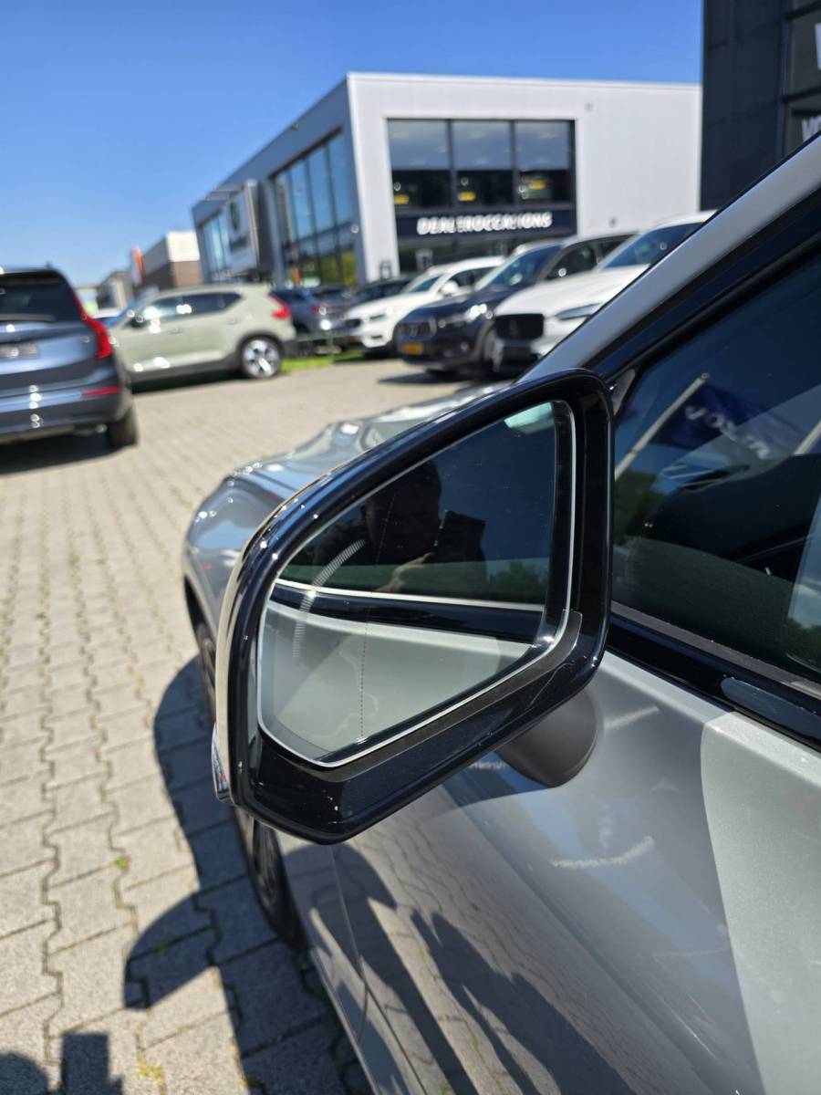 Volvo V60 Volvo V60 T8 Plug-in AWD Plus Dark | Head-up | Schuif/kanteldak | Trekhaak | Pilot Assist | BLIS | H&K Audio |