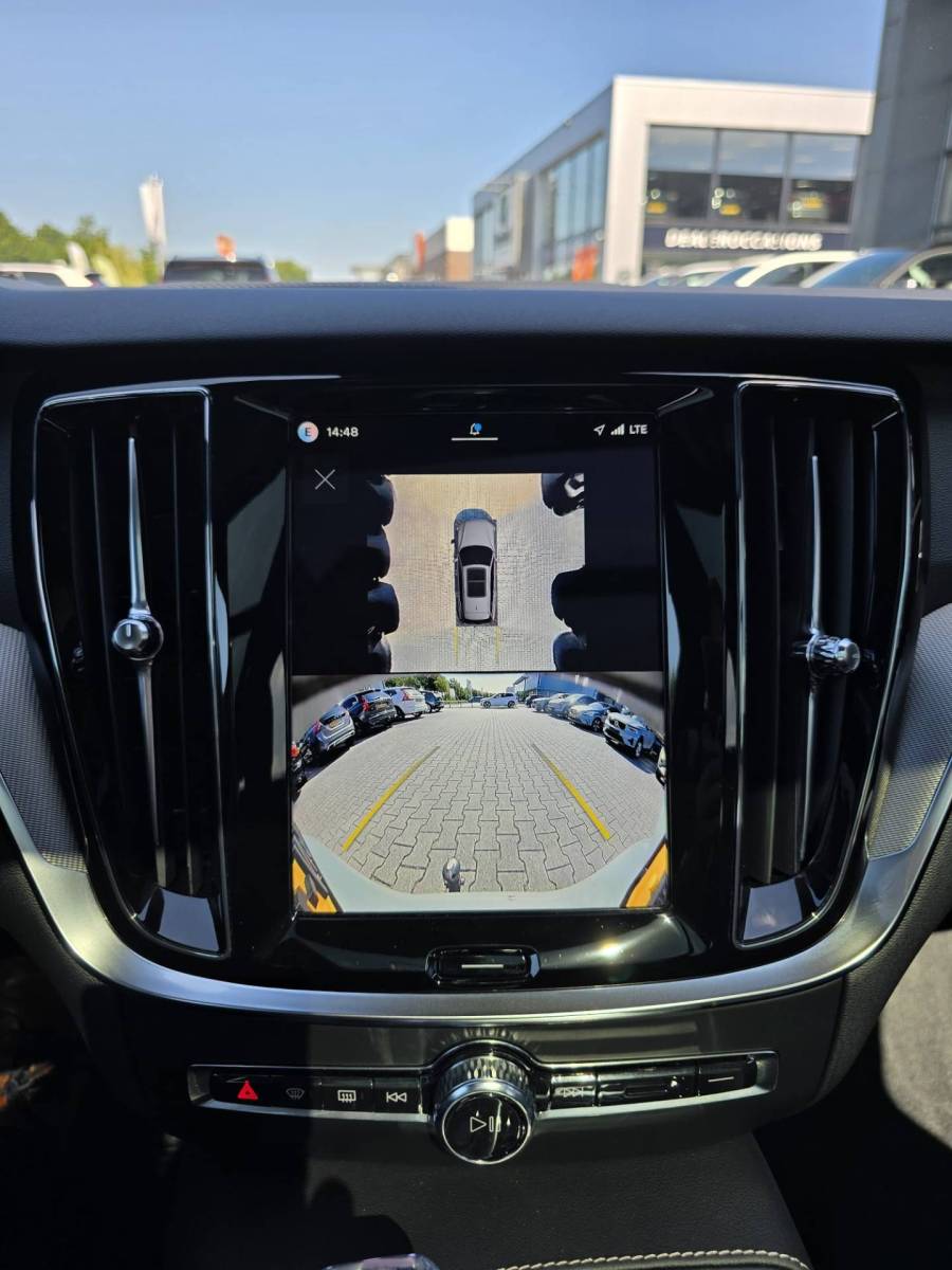 Volvo V60 Volvo V60 T8 Plug-in AWD Plus Dark | Head-up | Schuif/kanteldak | Trekhaak | Pilot Assist | BLIS | H&K Audio |